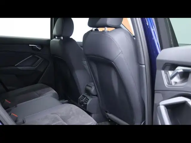 Audi Q3 view 14