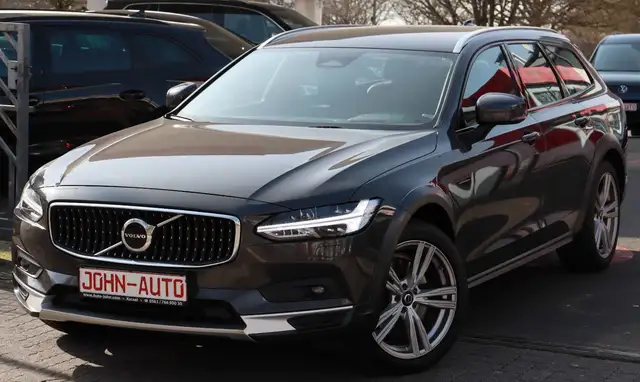 Volvo V90 Cross Country Pro AWD*1.Hd*AHK*8 Räder*235PS