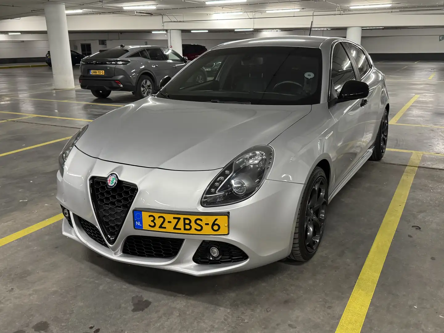 Alfa Romeo Giulietta 1.4 T Distinctive Grijs - 1