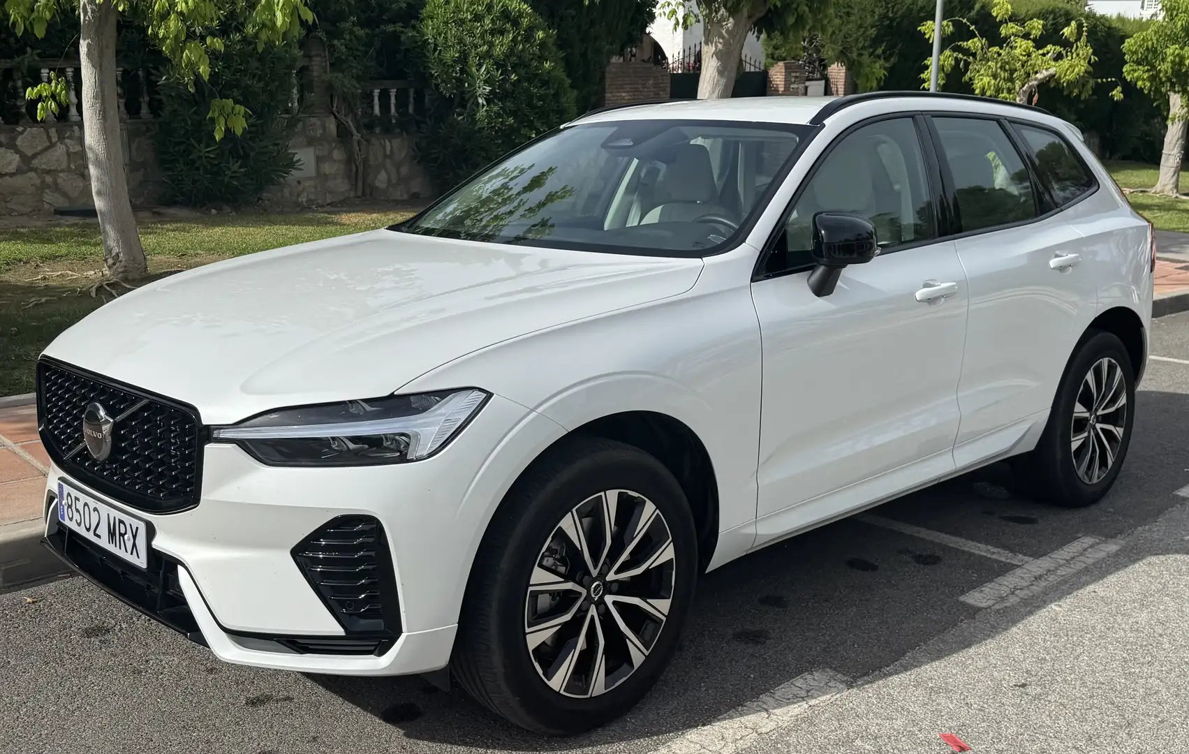 Volvo XC60 B4 Plus Dark FWD Aut. - 1