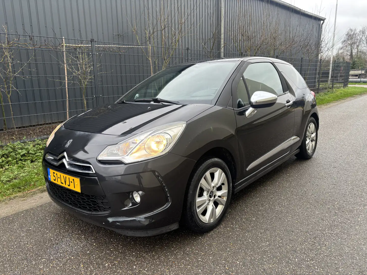 Citroen DS3 1.6 So Chic / AIRCO / NAVI Zwart - 1