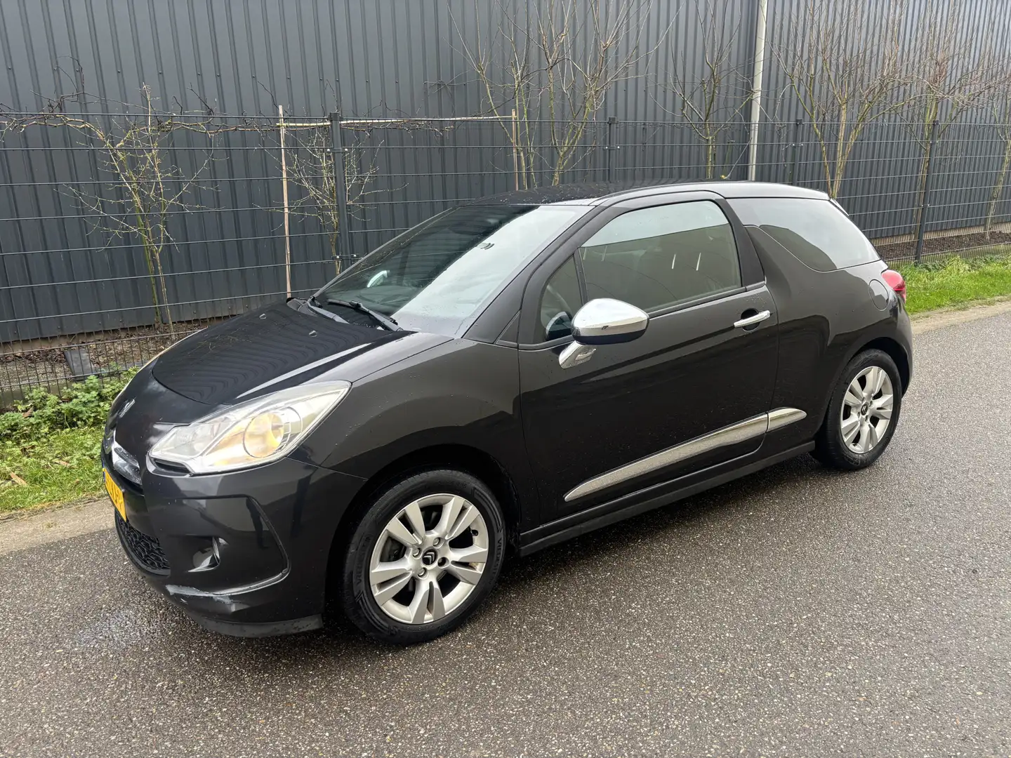 Citroen DS3 1.6 So Chic / AIRCO / NAVI Zwart - 2