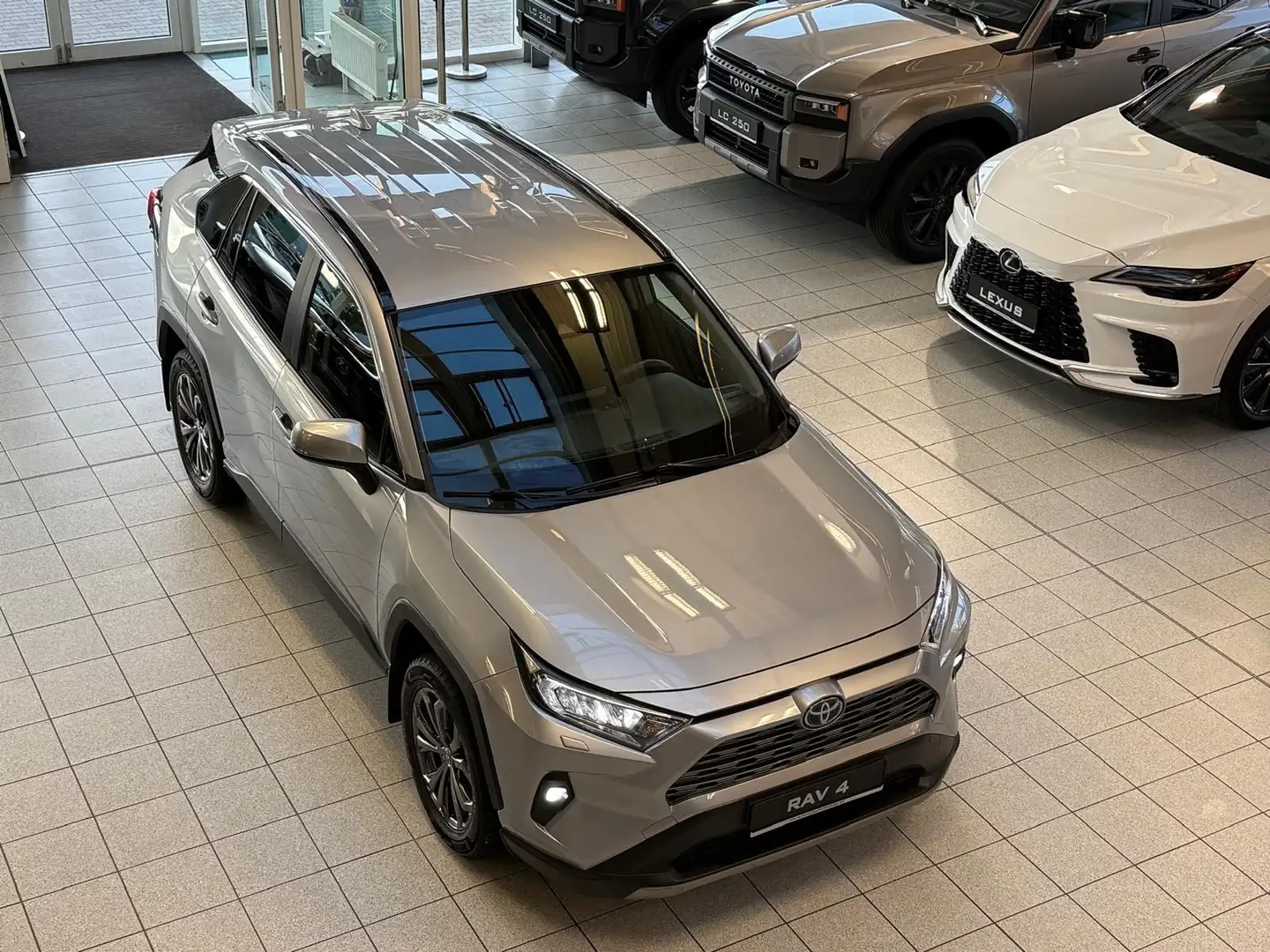 Toyota RAV 4 HYBRID-4x4-LED-LEDER-KAMERA-18 ZOLL-30.990 Zilver - 1