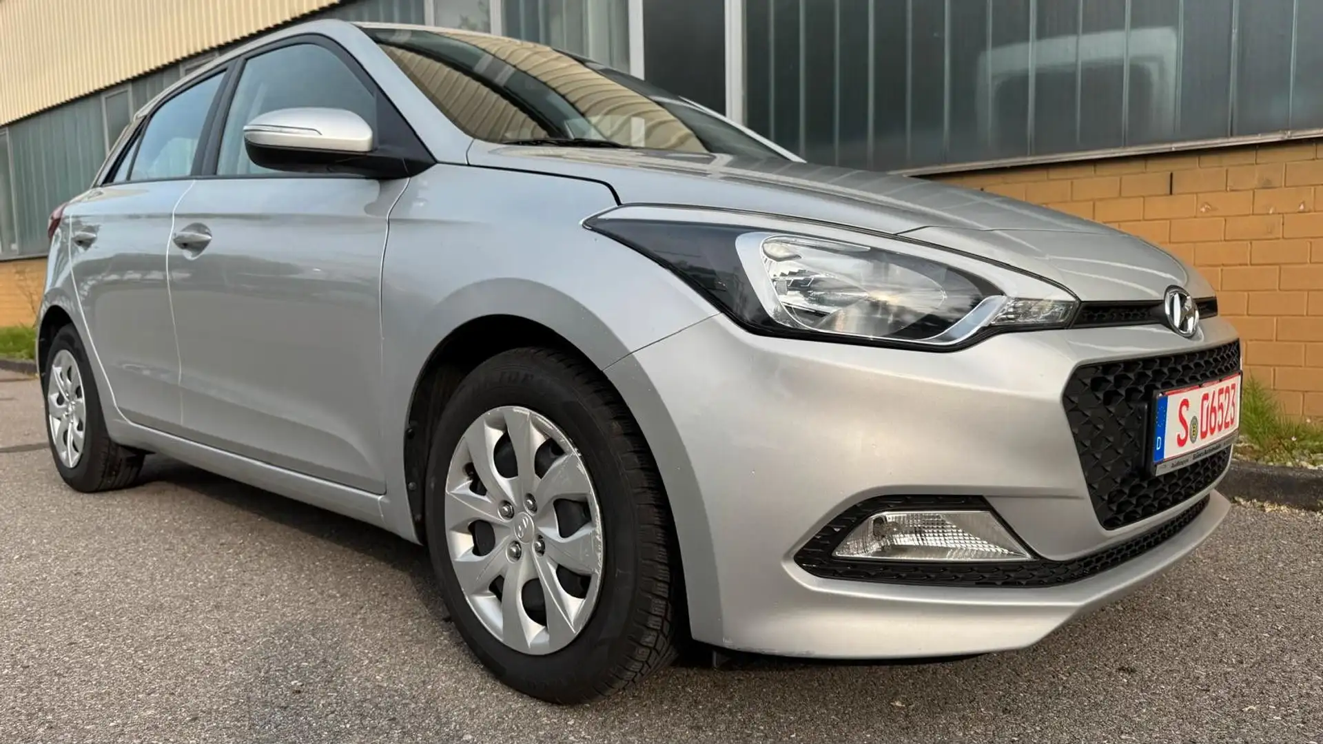 Hyundai i20 TÜV +GARANTIE+1HAND+KLIMA+5TÜRIG Gris - 2