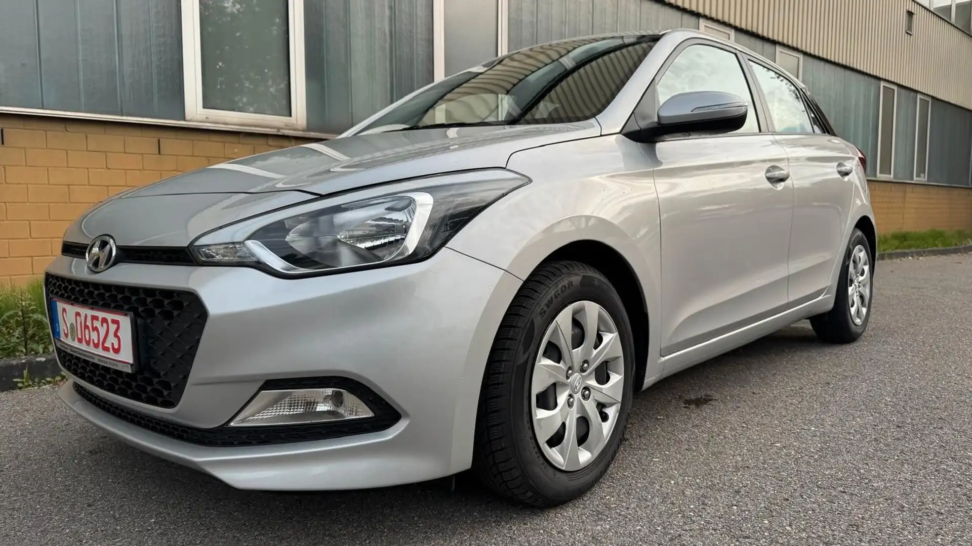 Hyundai i20 TÜV +GARANTIE+1HAND+KLIMA+5TÜRIG Gris - 1