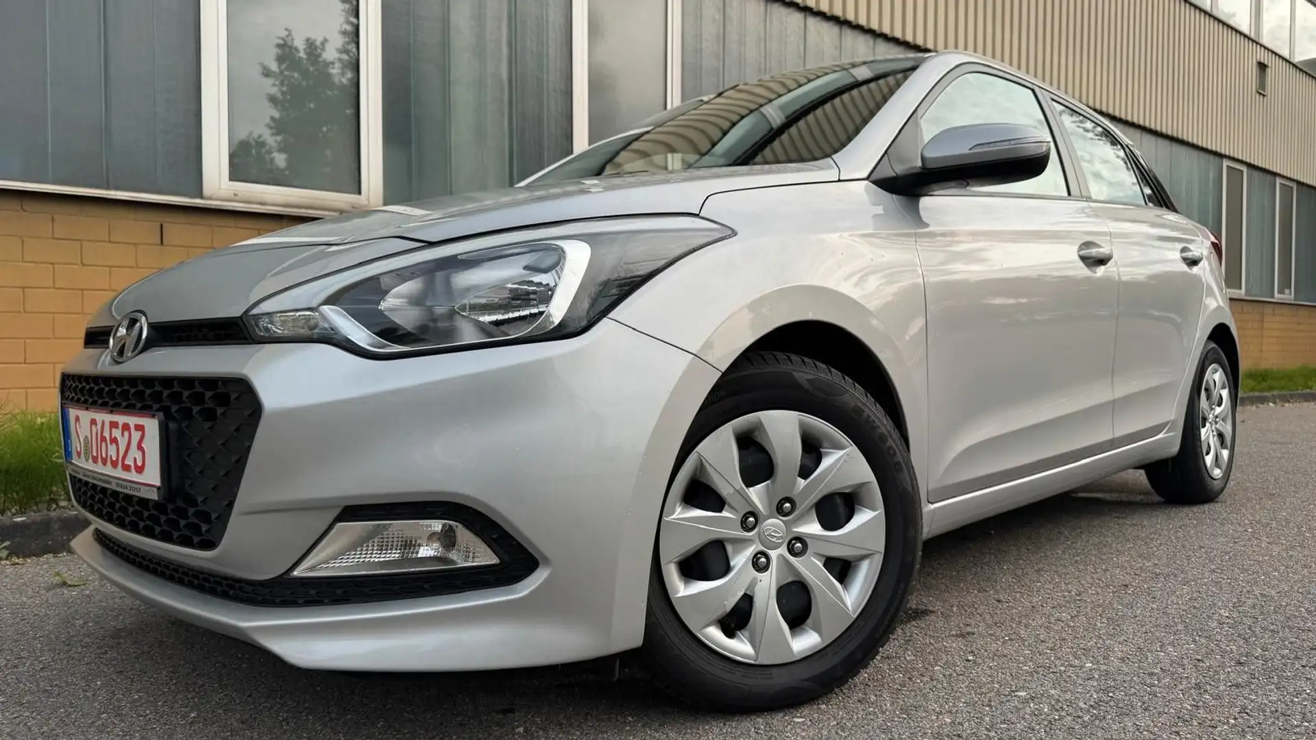 Hyundai i20 TÜV +GARANTIE+1HAND+KLIMA+5TÜRIG Grau - 1