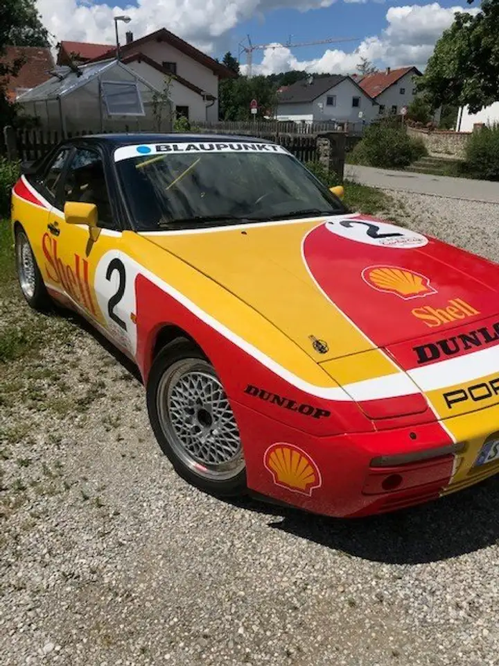 Porsche 944