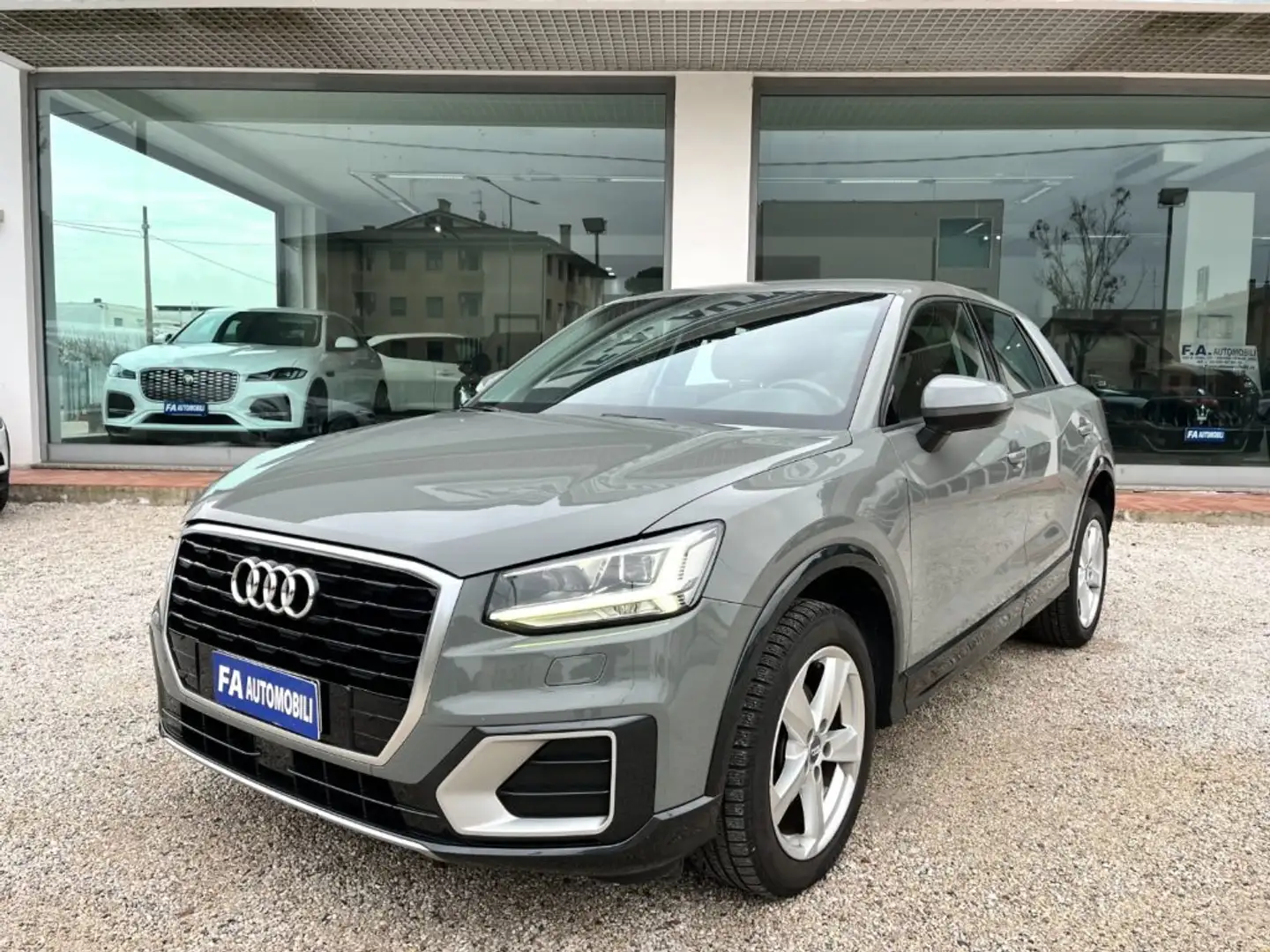 Audi Q2 30 TDI S tronic Identity Black Grigio - 2