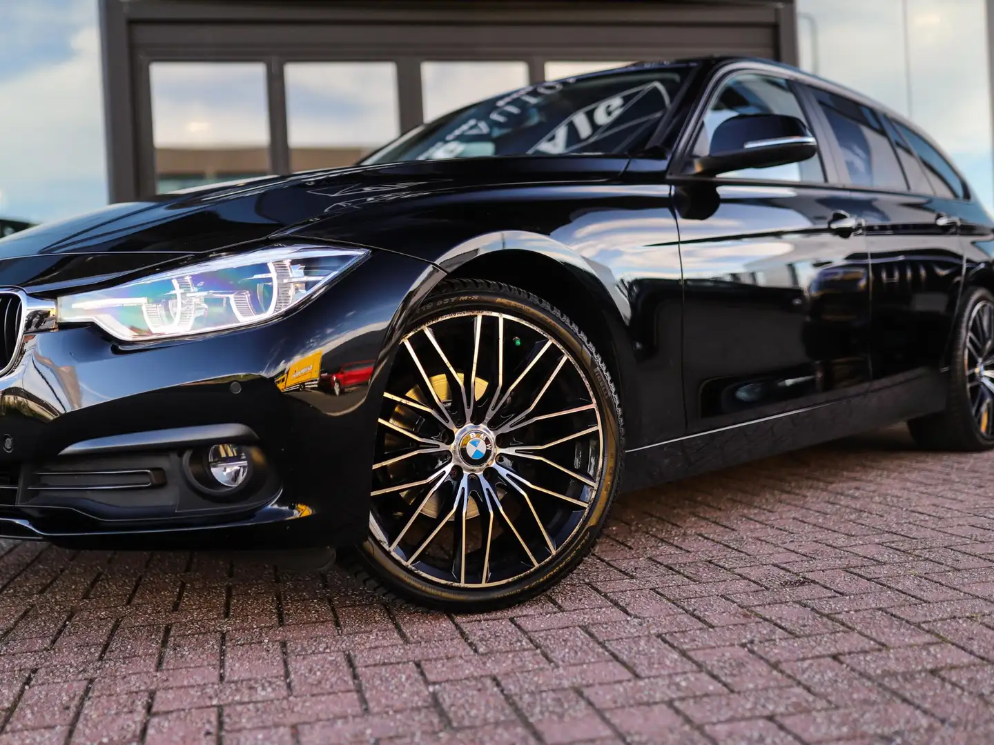 BMW 318 3-serie Touring 318i Essential | BTW! | 19" LM | L Schwarz - 2