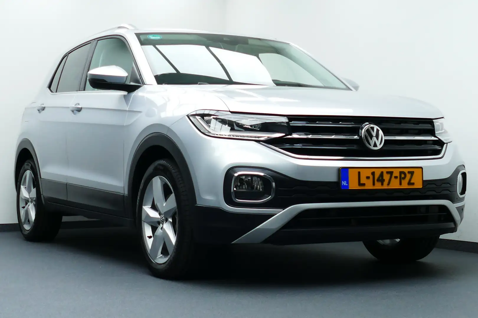Volkswagen T-Cross 1.0 TSI Style. Adaptief Cruise, Navi, StoelVerw, P Grijs - 2
