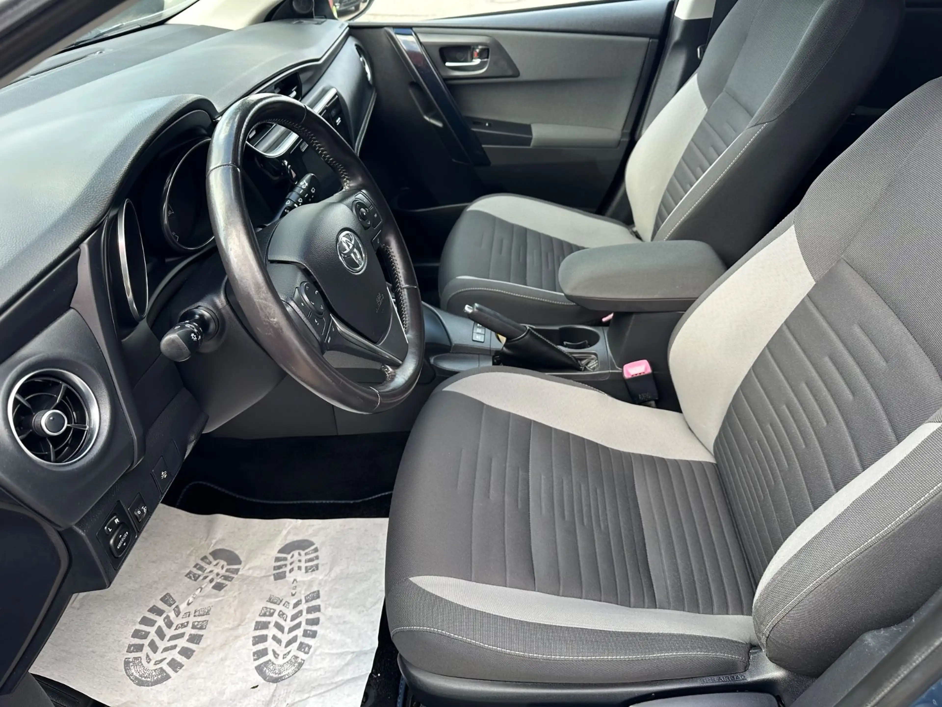 Toyota Auris Touring Sports Hybrid Design Edition/SHZ — photo 10
