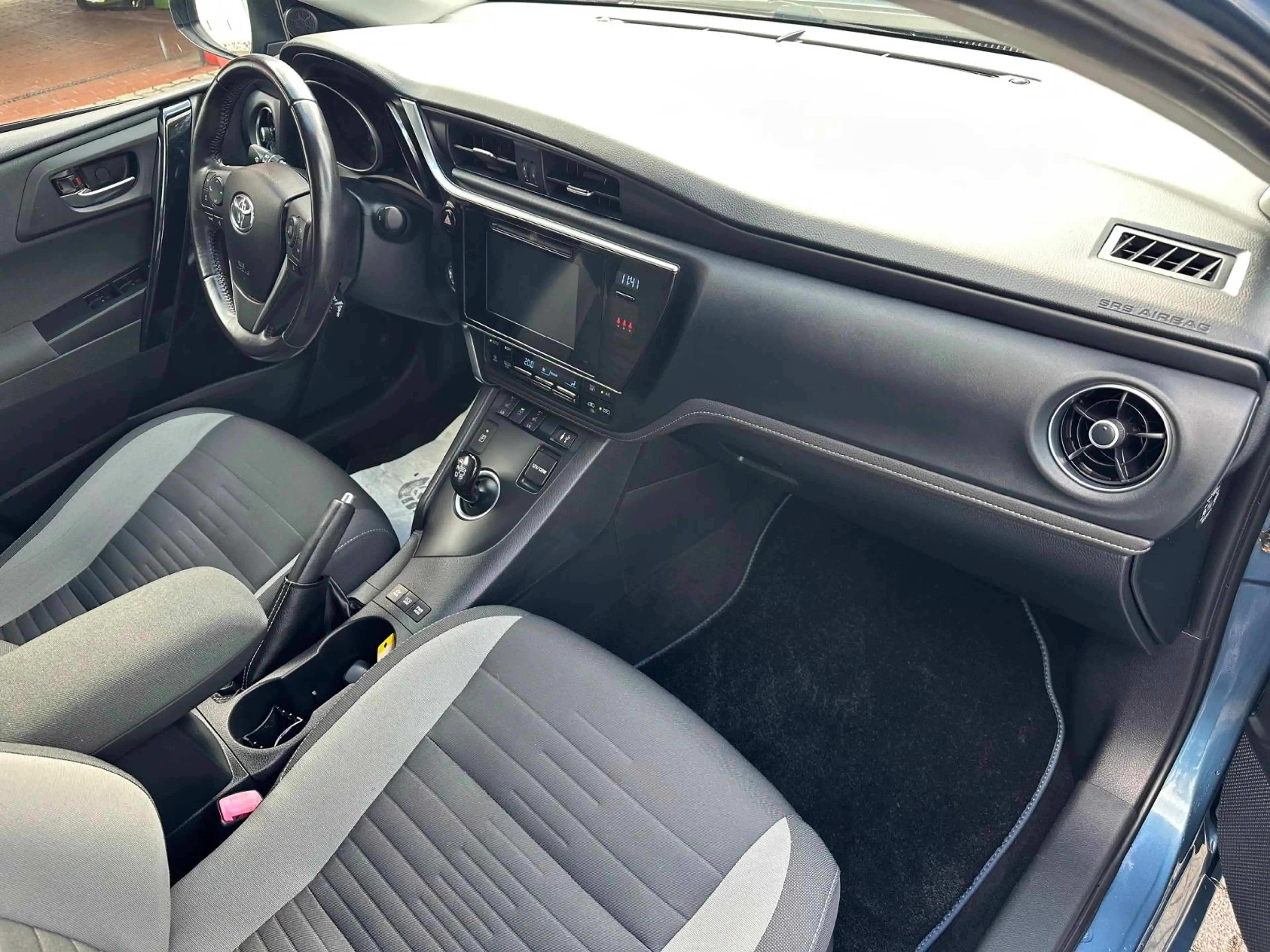 Toyota Auris Touring Sports Hybrid Design Edition/SHZ — photo 13