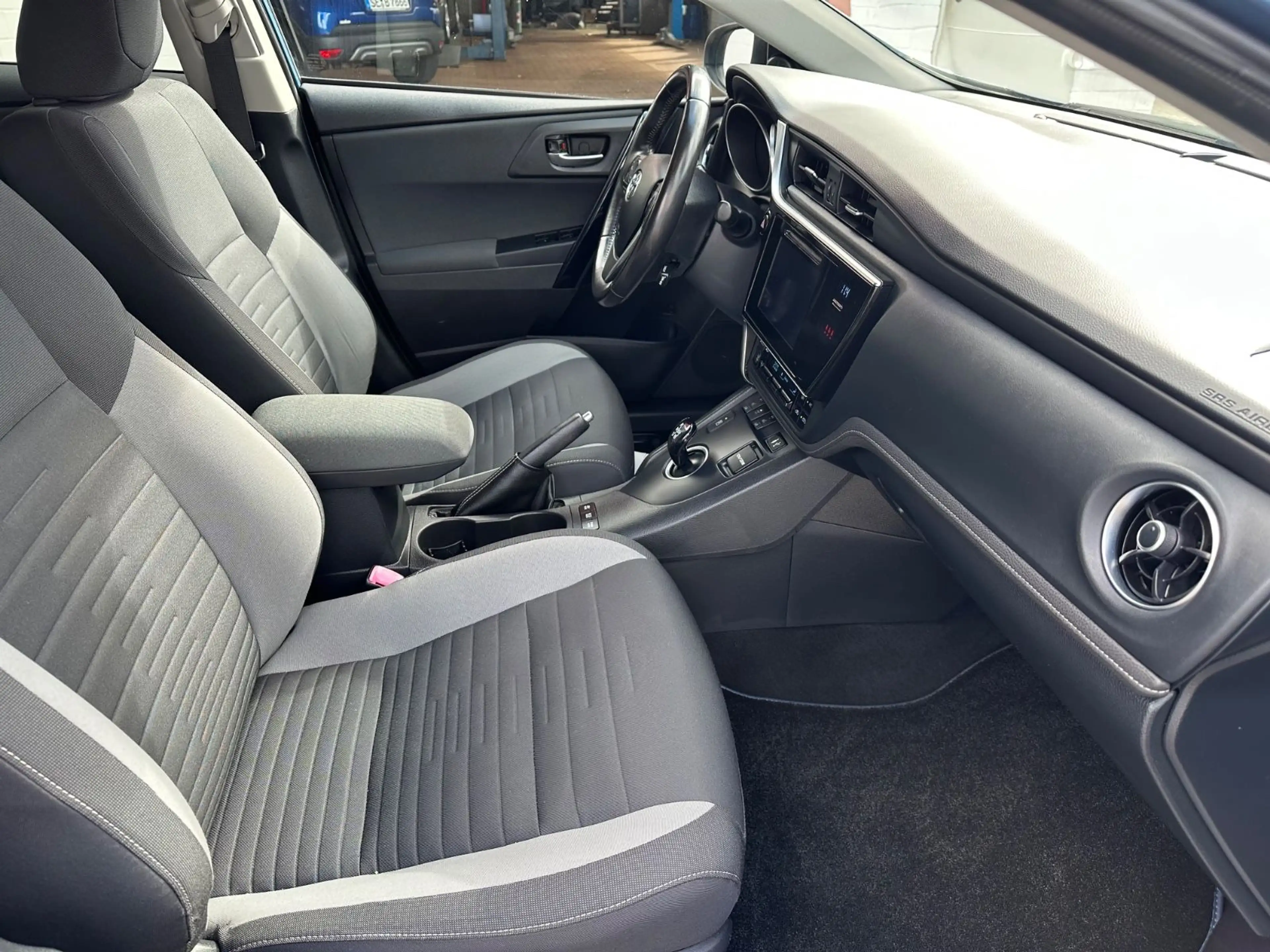 Toyota Auris Touring Sports Hybrid Design Edition/SHZ — photo 14