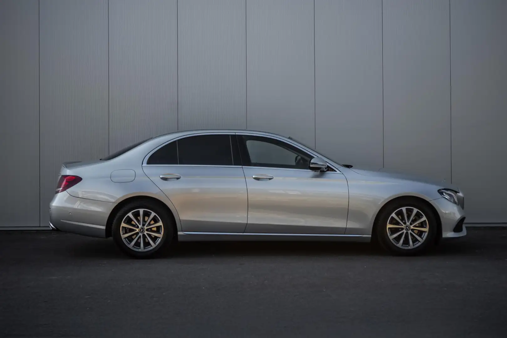 Mercedes-Benz E 200 Premium Plus siva - 2