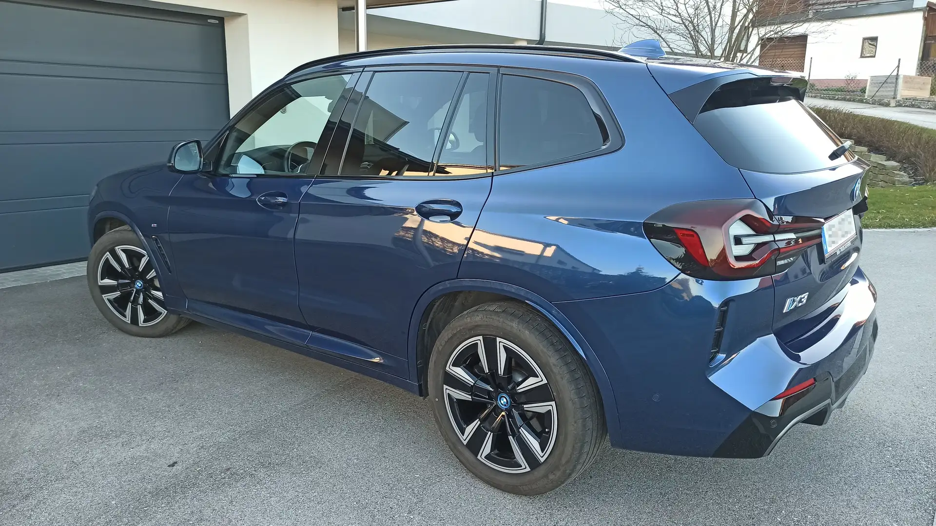 BMW iX3 M Sport mit AHK & Komfort Zugang Modrá - 1