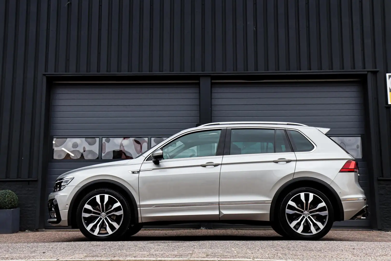 Volkswagen Tiguan 1.5 TSI ACT 2x R-Line /LED/PANODAK/STOELVERW./TREK Gris - 2