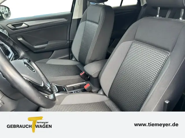 Volkswagen T-Roc view 10