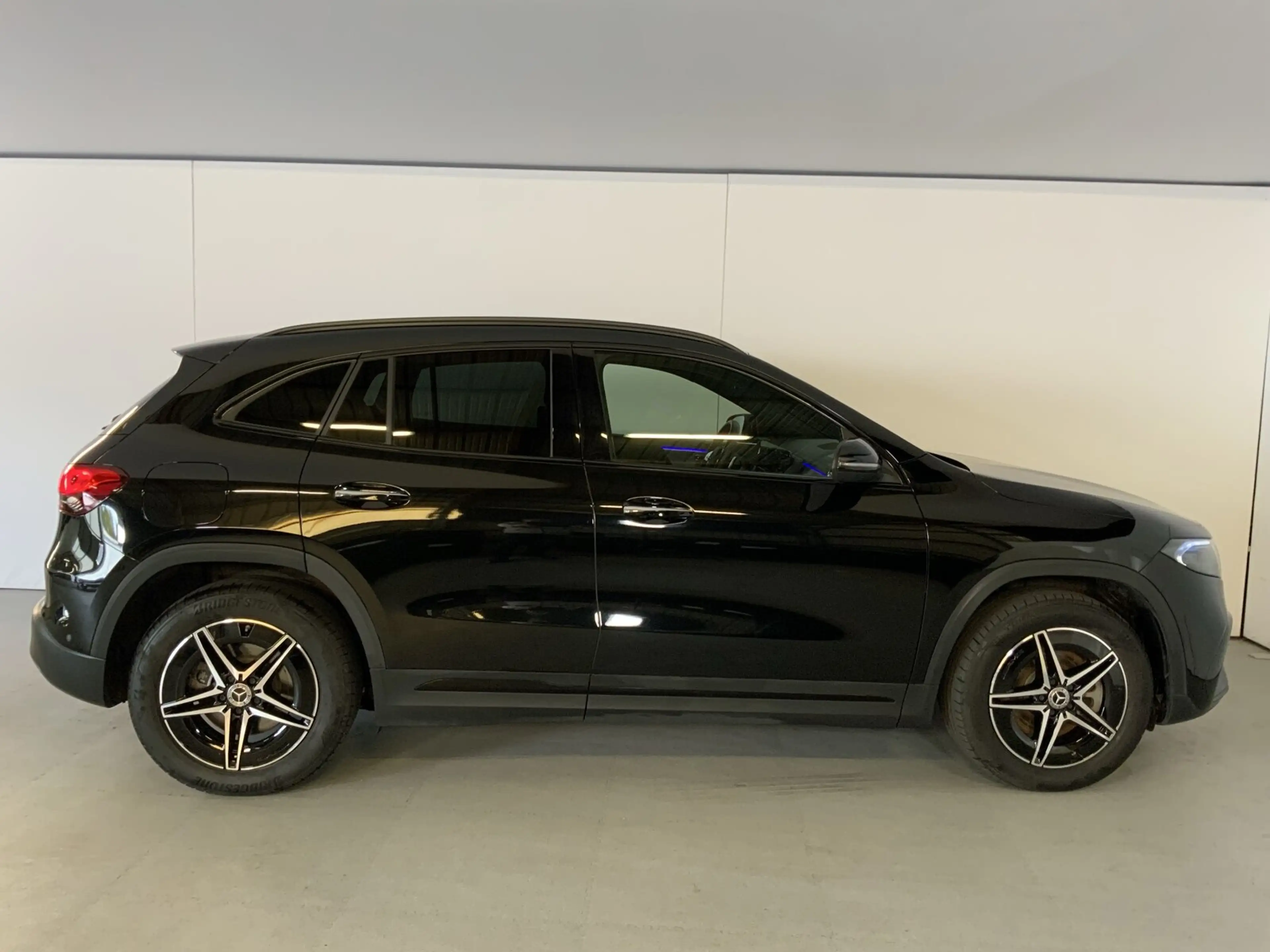 Mercedes-Benz EQA 300 EQA 300 4MATIC  AMG Line Navi/Keyless-Go/Styling — photo 4