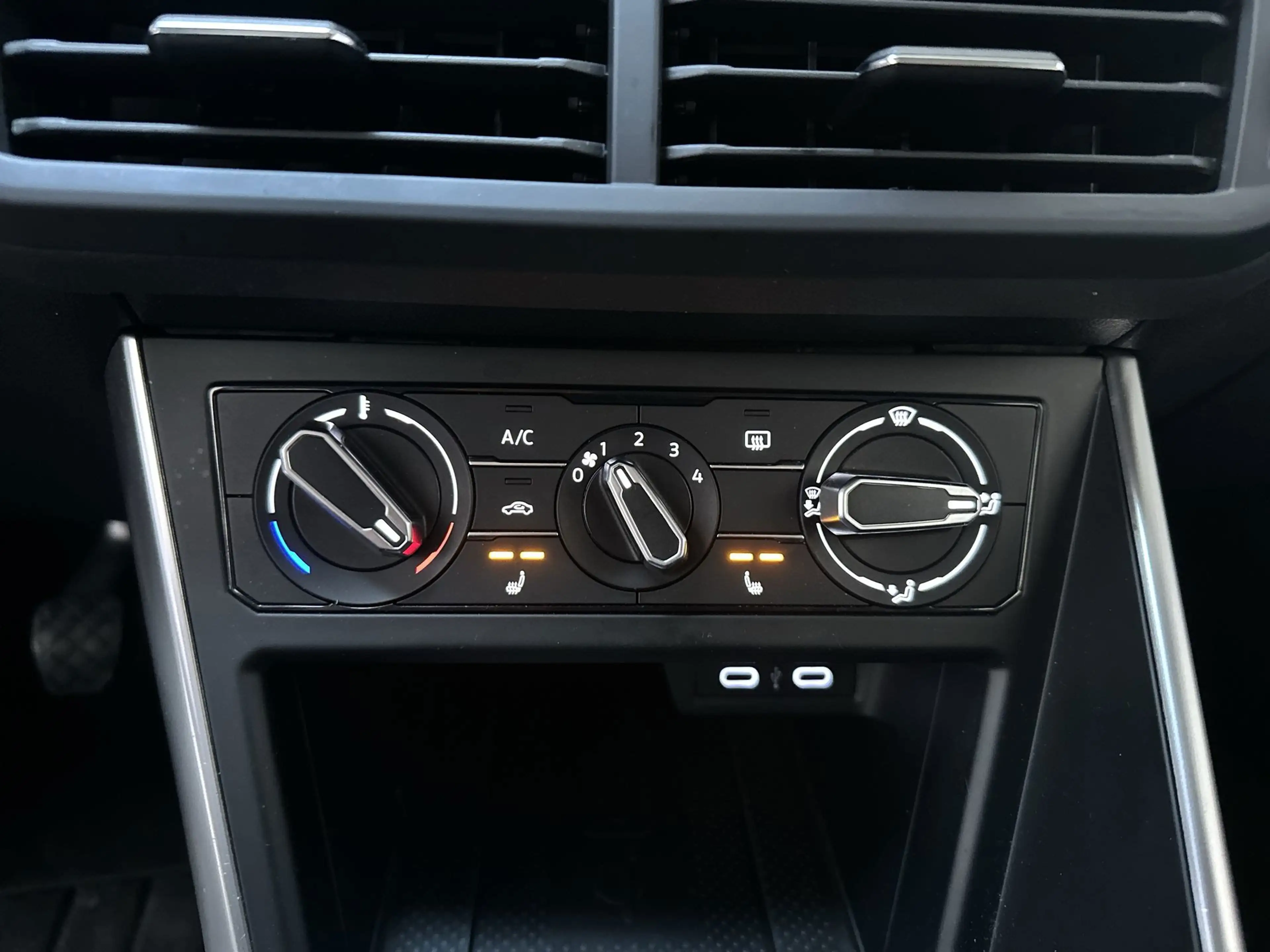 Volkswagen Taigo 1.0 TSI Life Camera Stoelverwarming Navigatie App- — photo 13