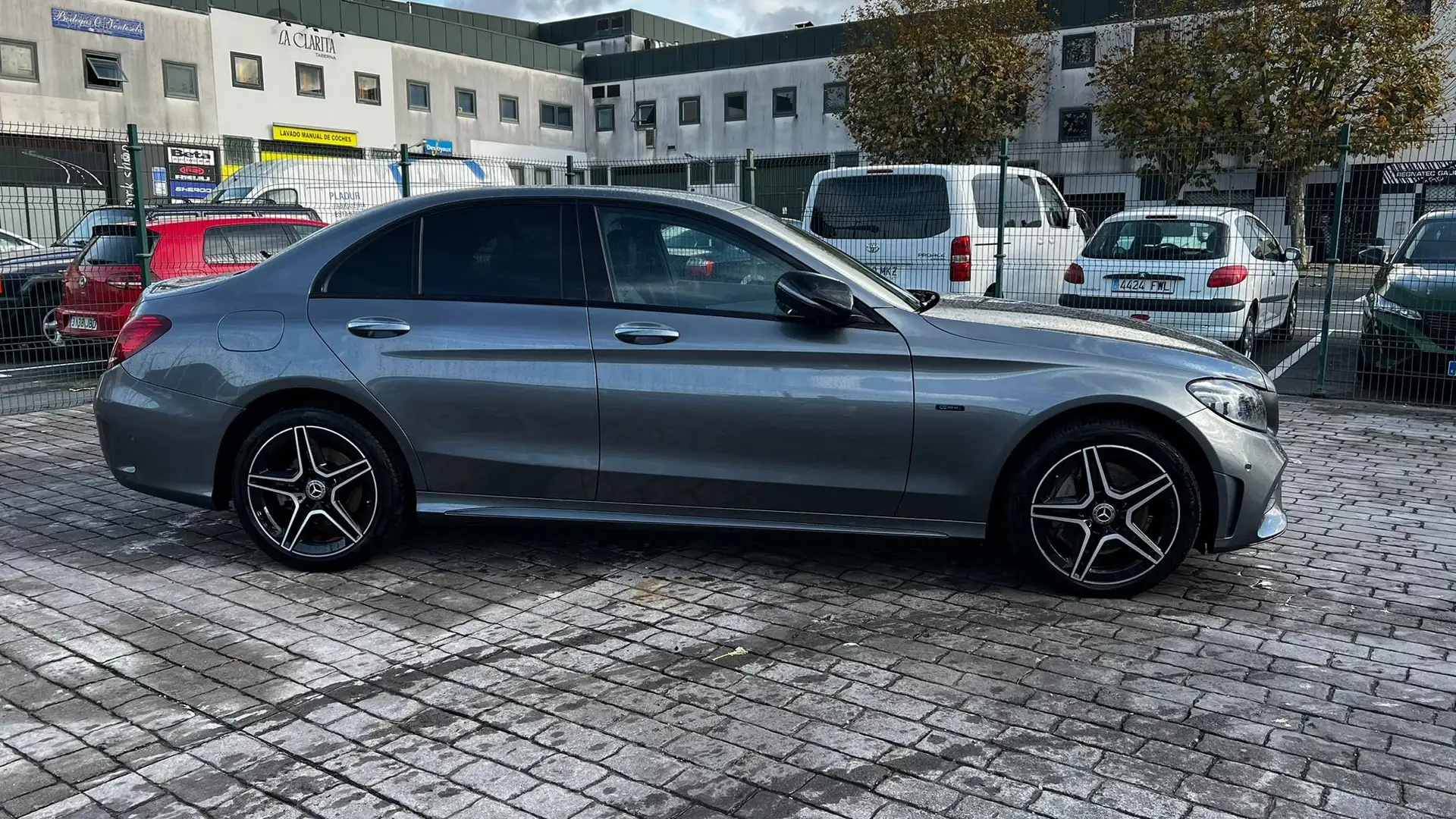 Mercedes-Benz C 300 C 300 e 9G-Tronic (Paquete AMG + Night) Gris - 2
