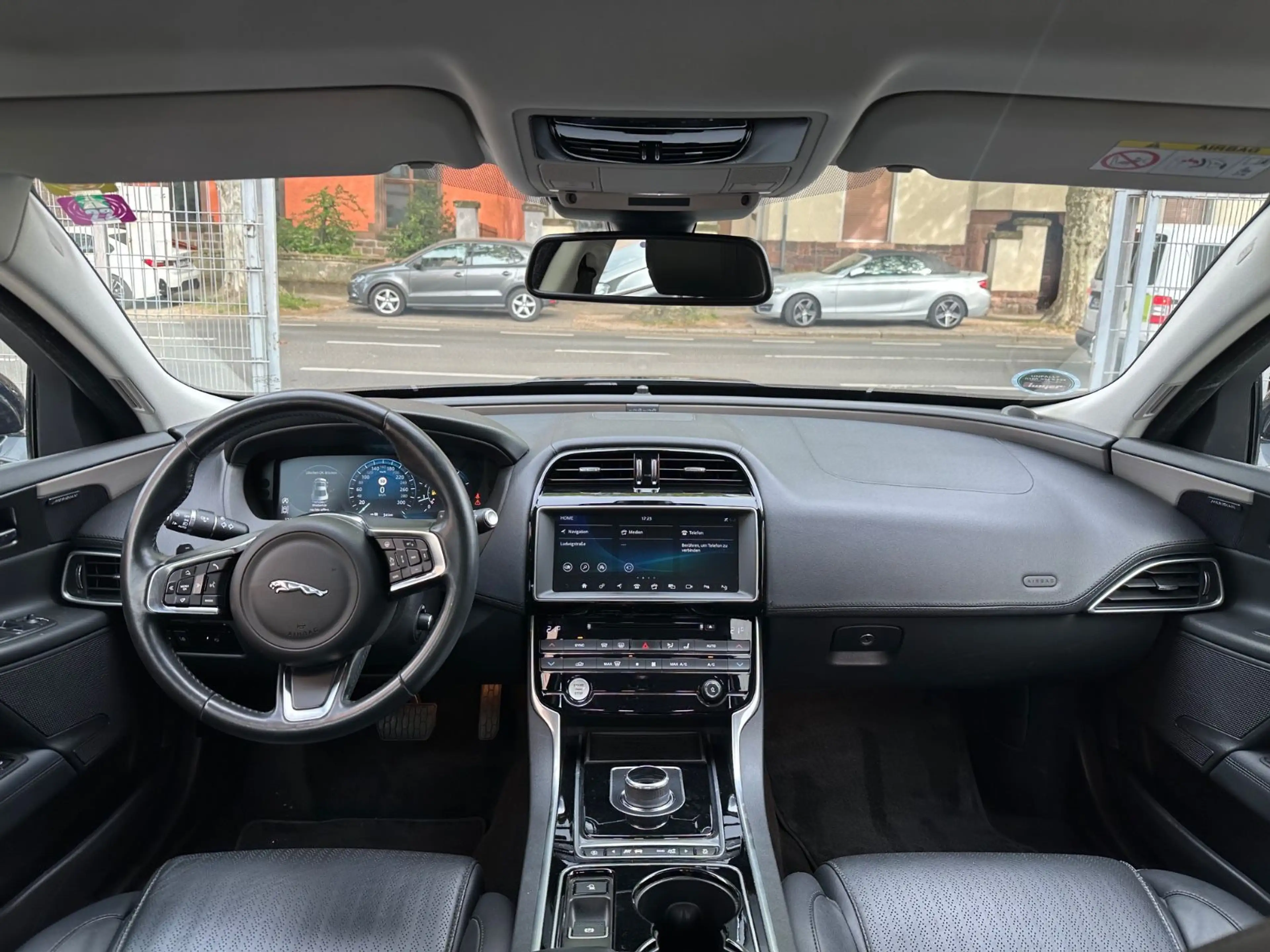 Jaguar XE 25t 250PS AWD Automatik/leder/360°/Wenig Km ! — photo 12