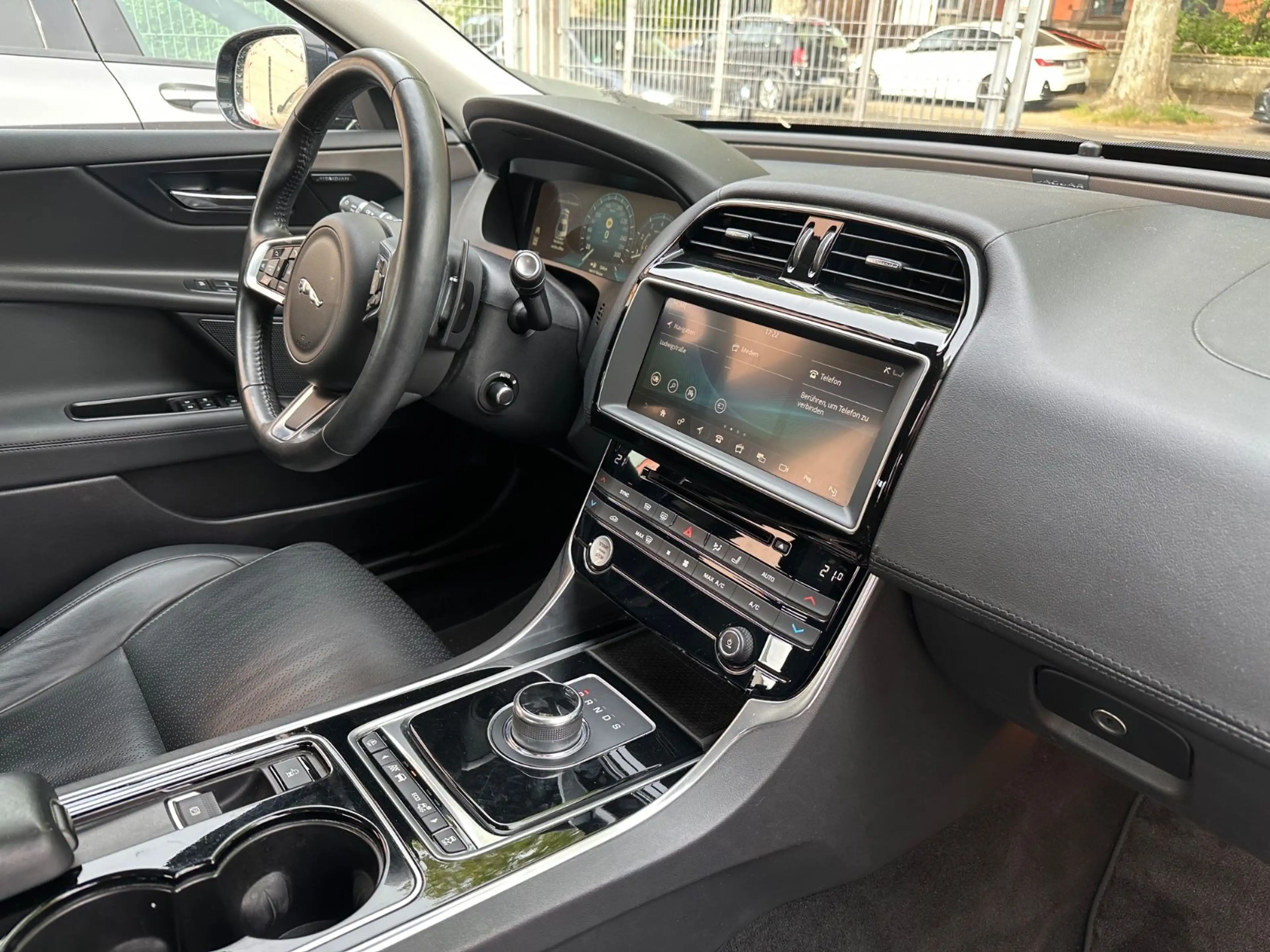 Jaguar XE 25t 250PS AWD Automatik/leder/360°/Wenig Km ! — photo 10