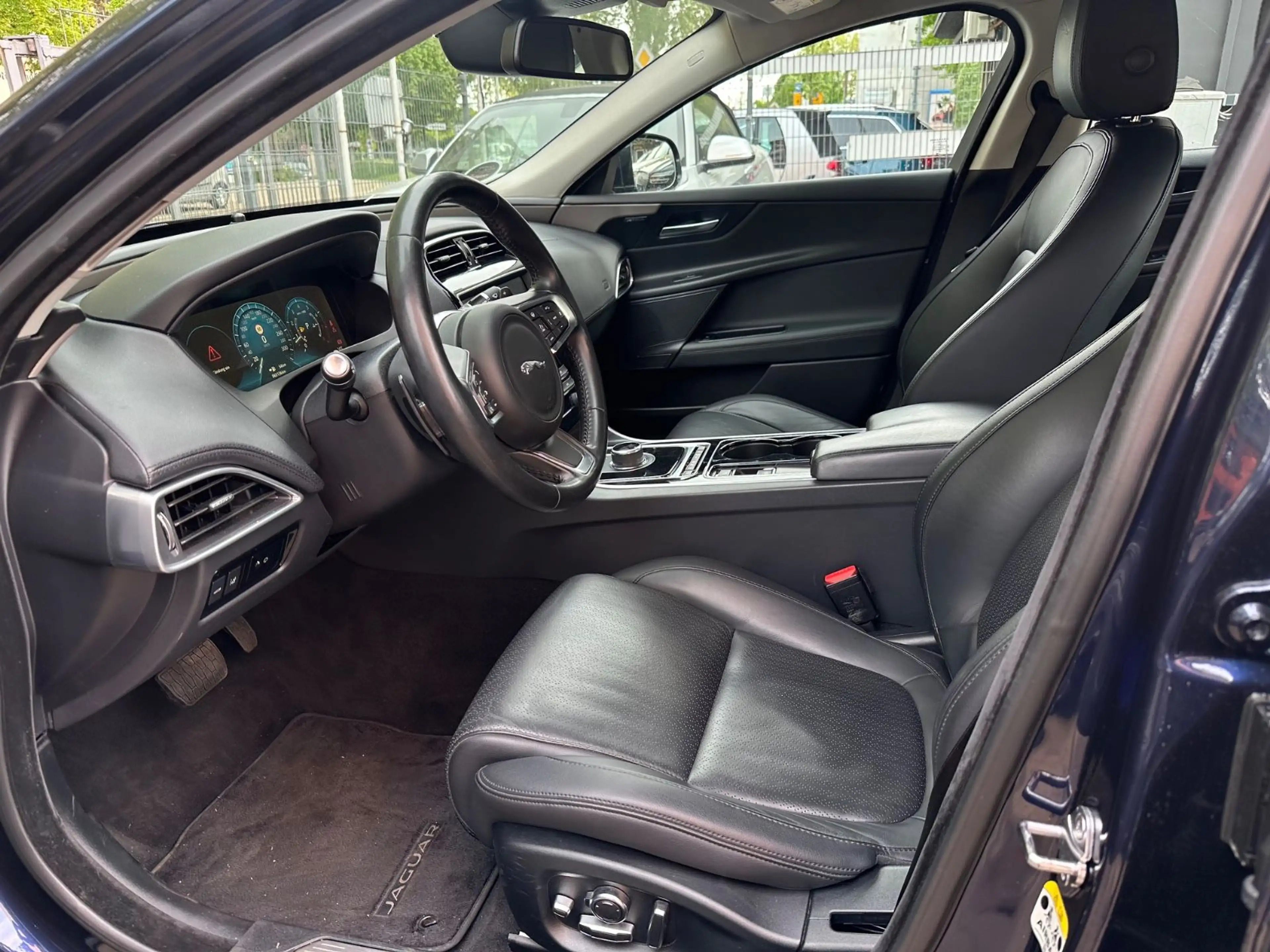 Jaguar XE 25t 250PS AWD Automatik/leder/360°/Wenig Km ! — photo 11