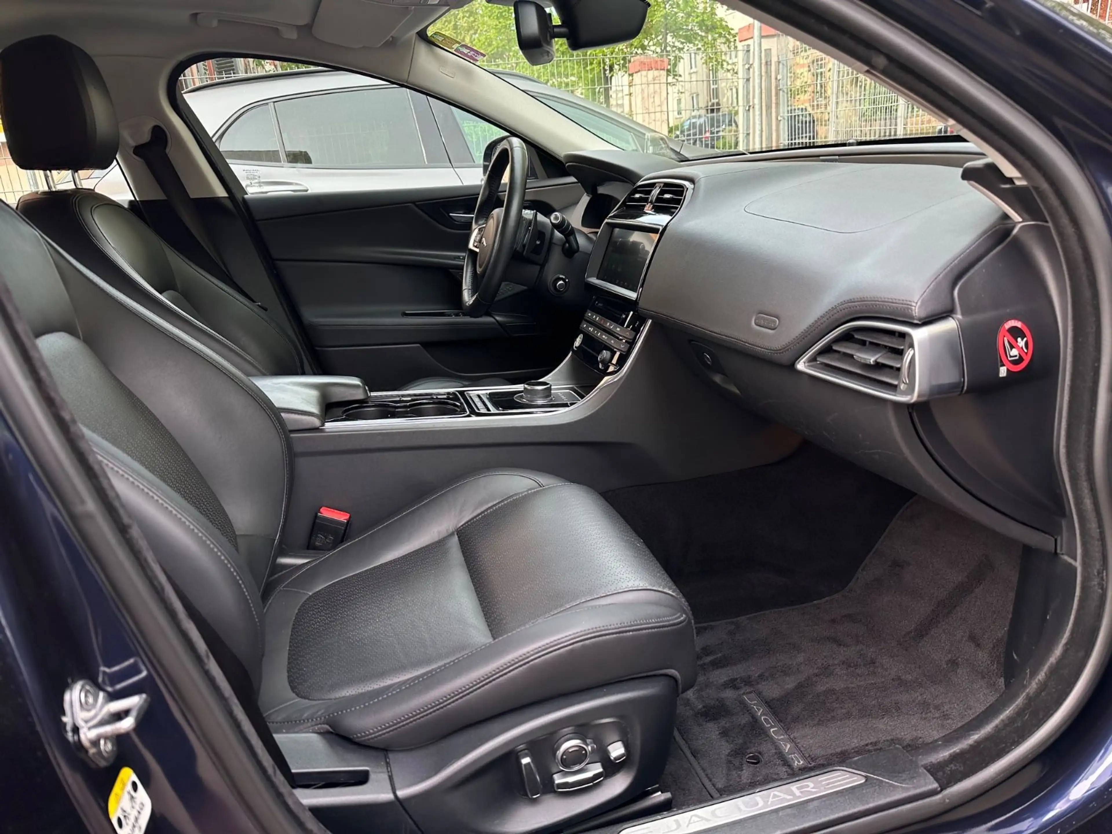 Jaguar XE 25t 250PS AWD Automatik/leder/360°/Wenig Km ! — photo 9