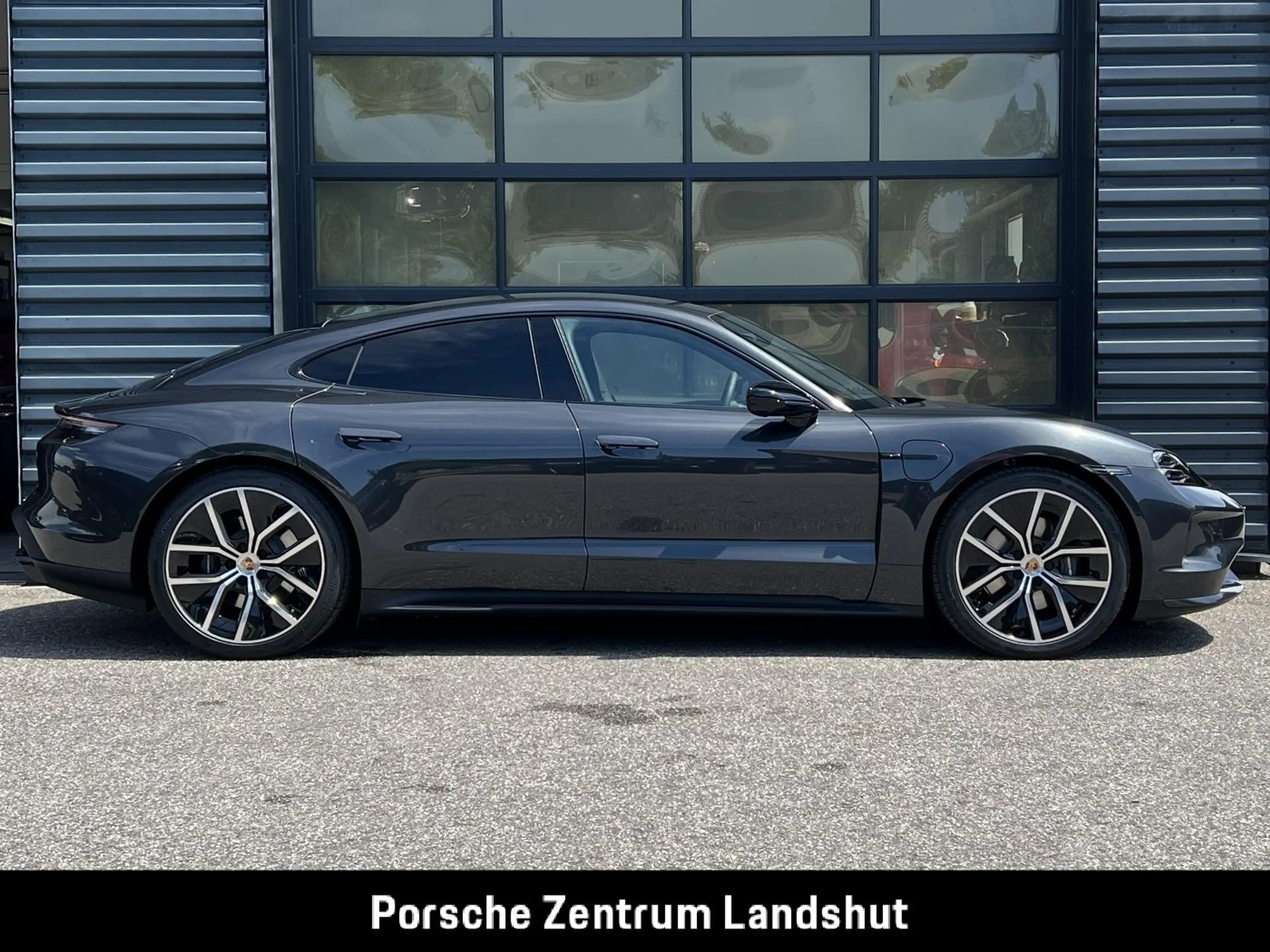 Porsche Taycan Black Edition | Abstandsregeltempostat | — photo 7