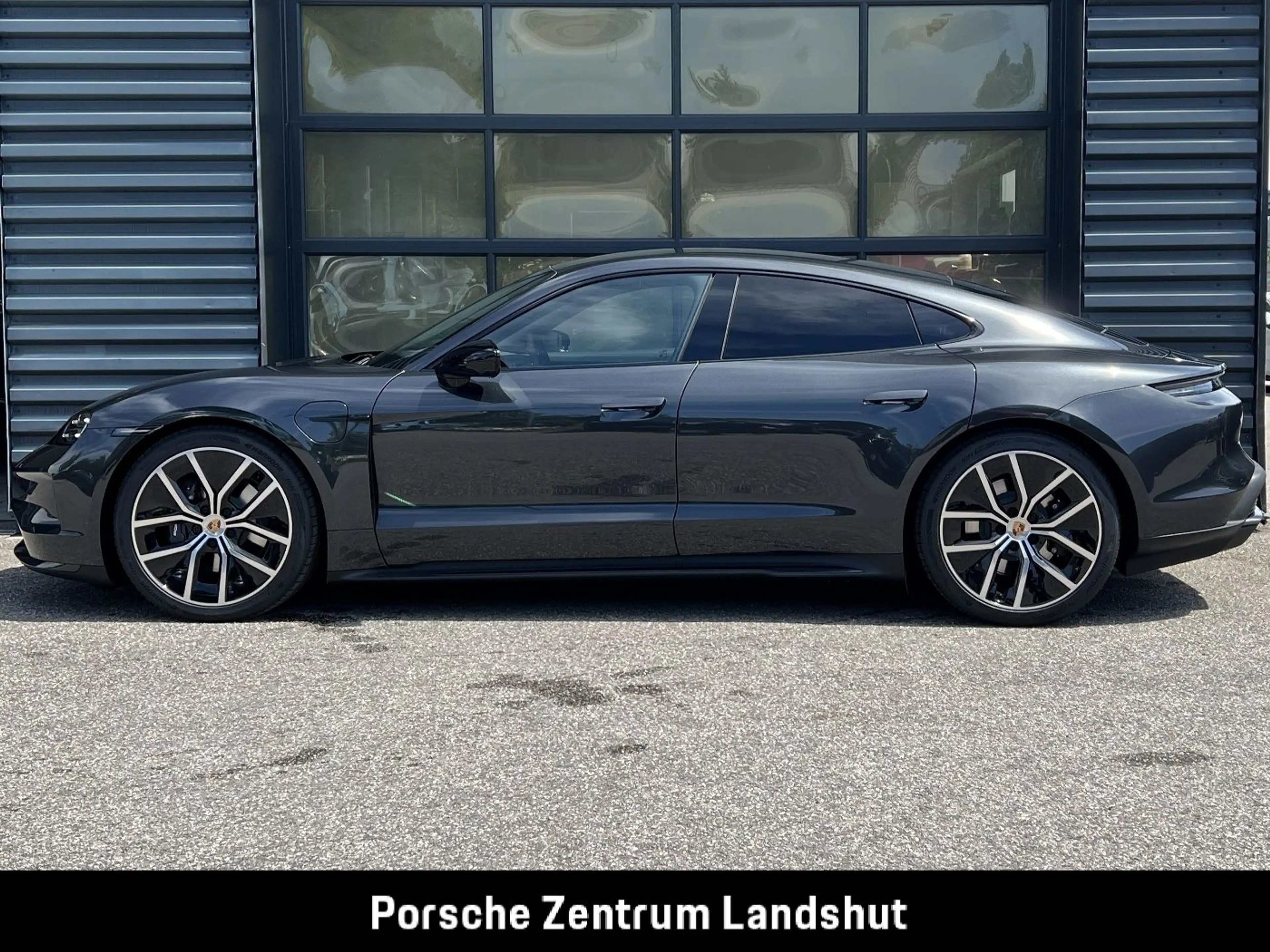 Porsche Taycan Black Edition | Abstandsregeltempostat | — photo 3