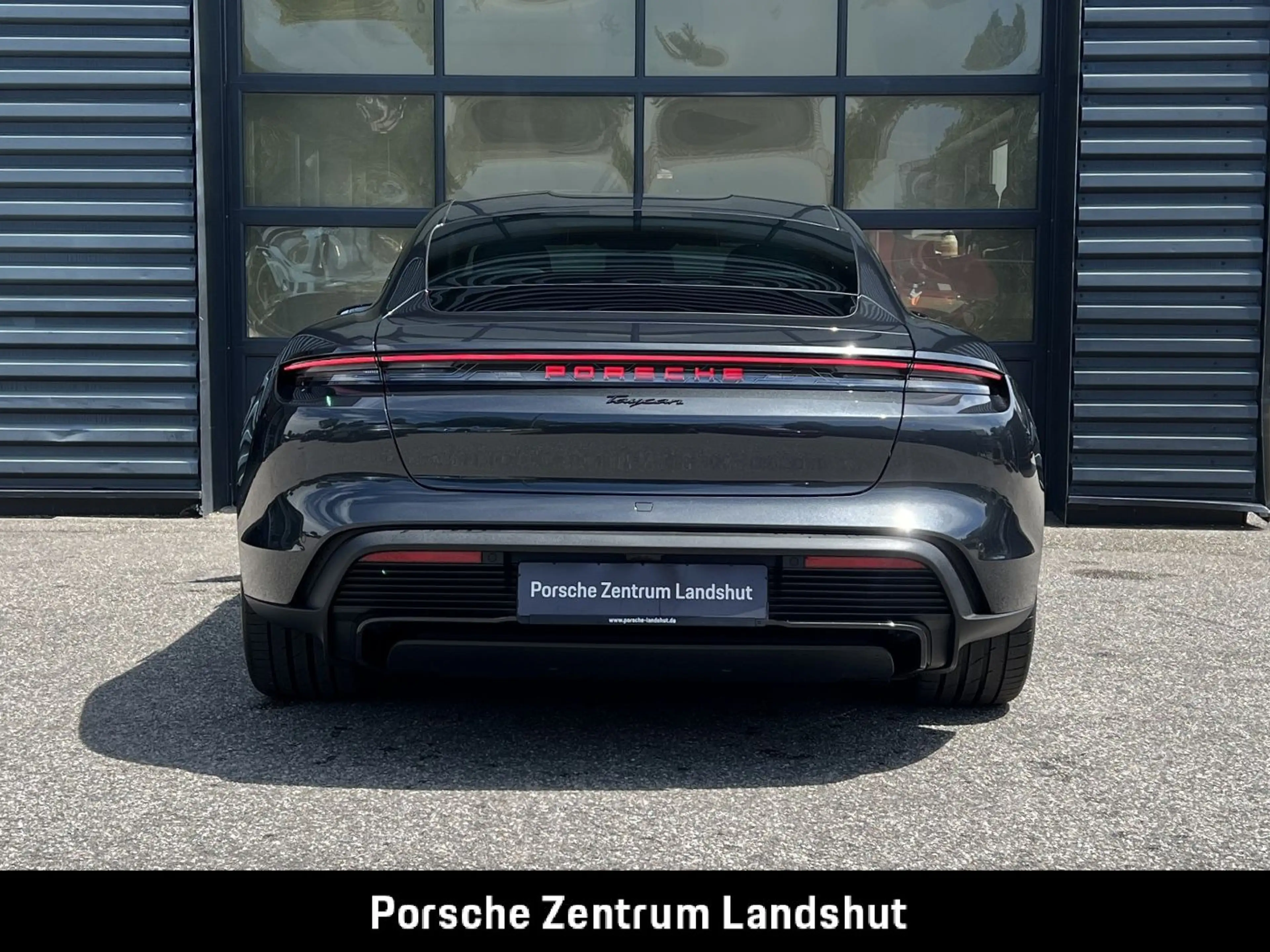 Porsche Taycan Black Edition | Abstandsregeltempostat | — photo 5