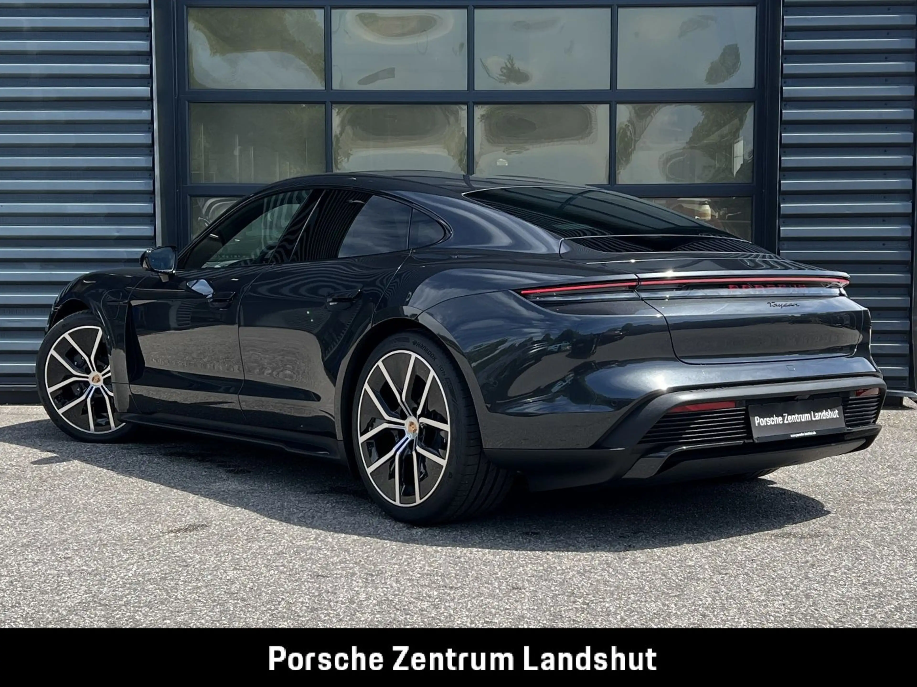 Porsche Taycan Black Edition | Abstandsregeltempostat | — photo 4