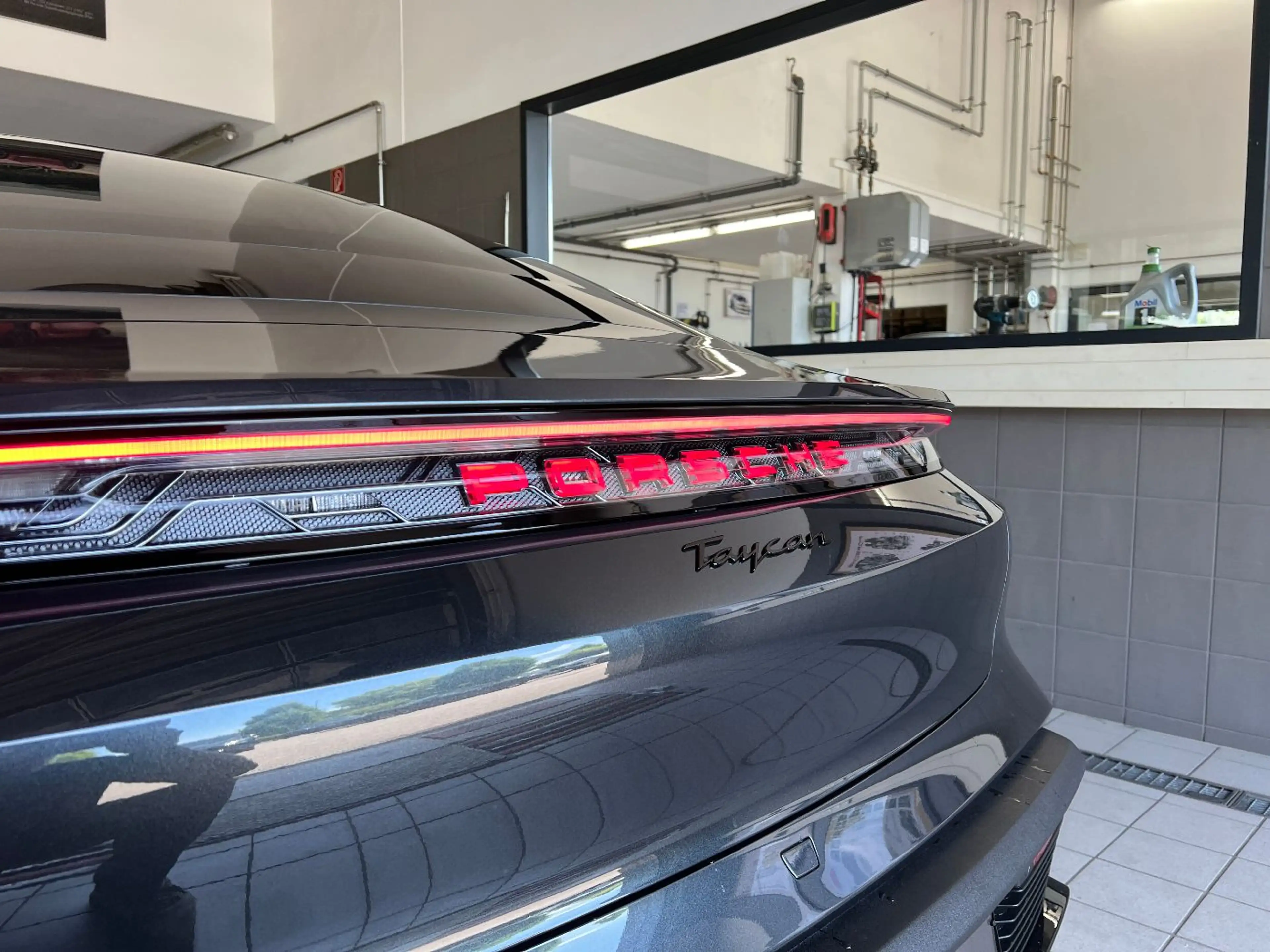 Porsche Taycan Black Edition | Abstandsregeltempostat | — photo 11
