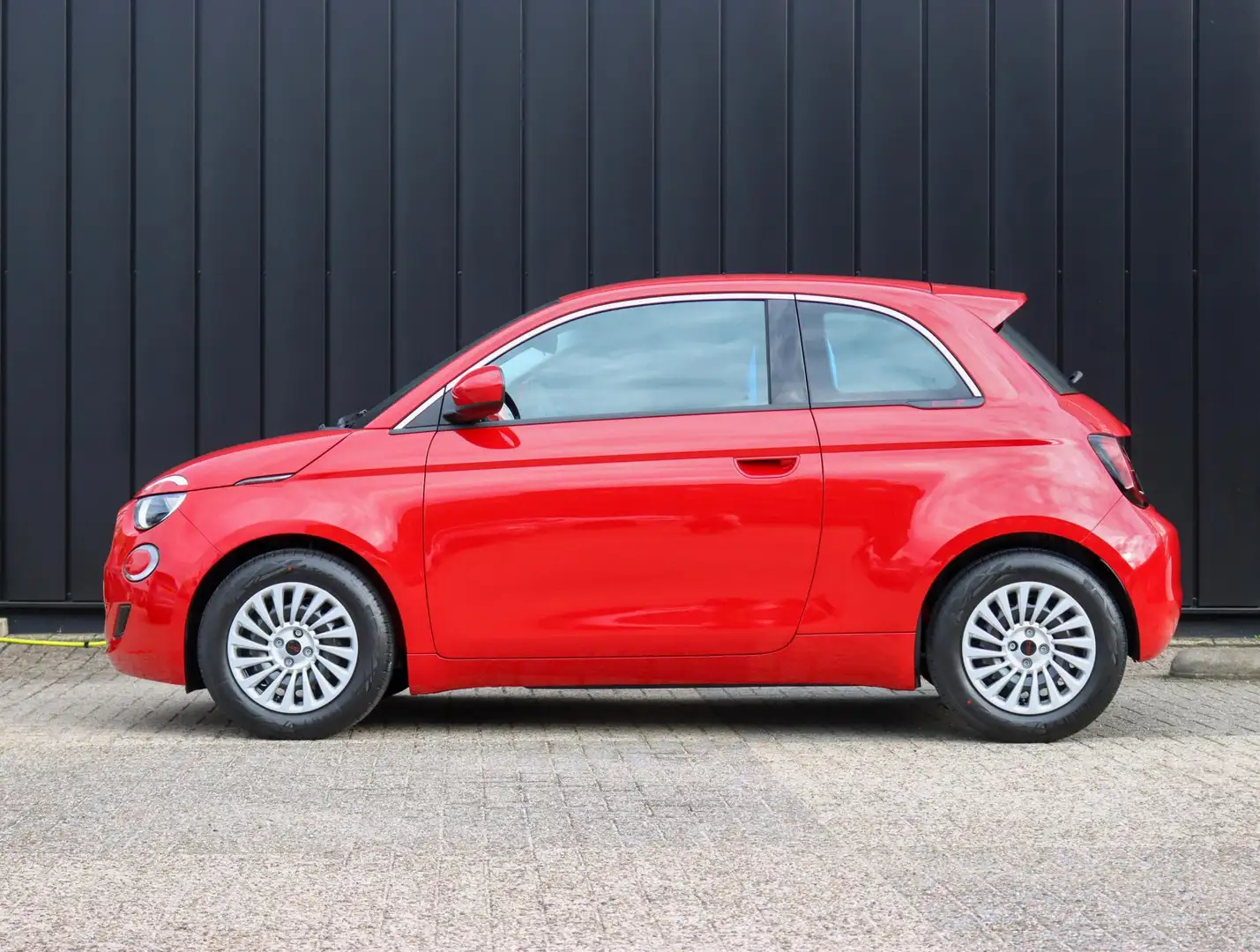 Fiat 500e RED 42 kWh 3-fase (RIJKLAAR!!/Direct rijden/Climat Rood - 2