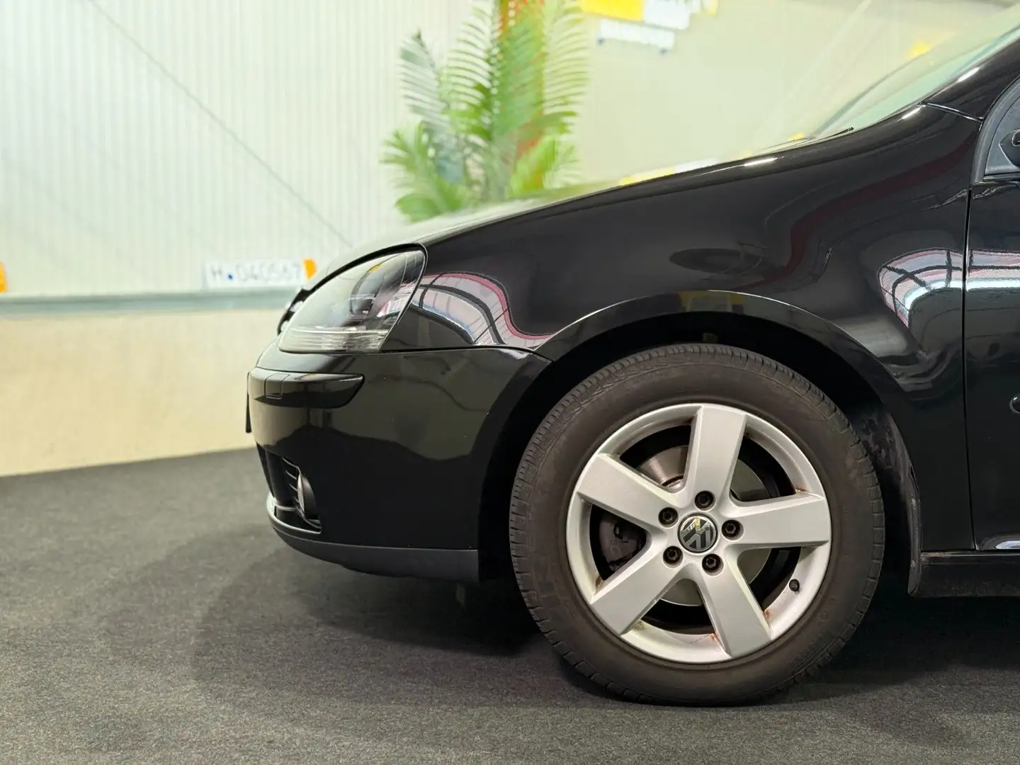 Volkswagen Golf V Lim. United 1.6*PDC*TEMPOM*AHK*SHZ*KLIMAA Negru - 2