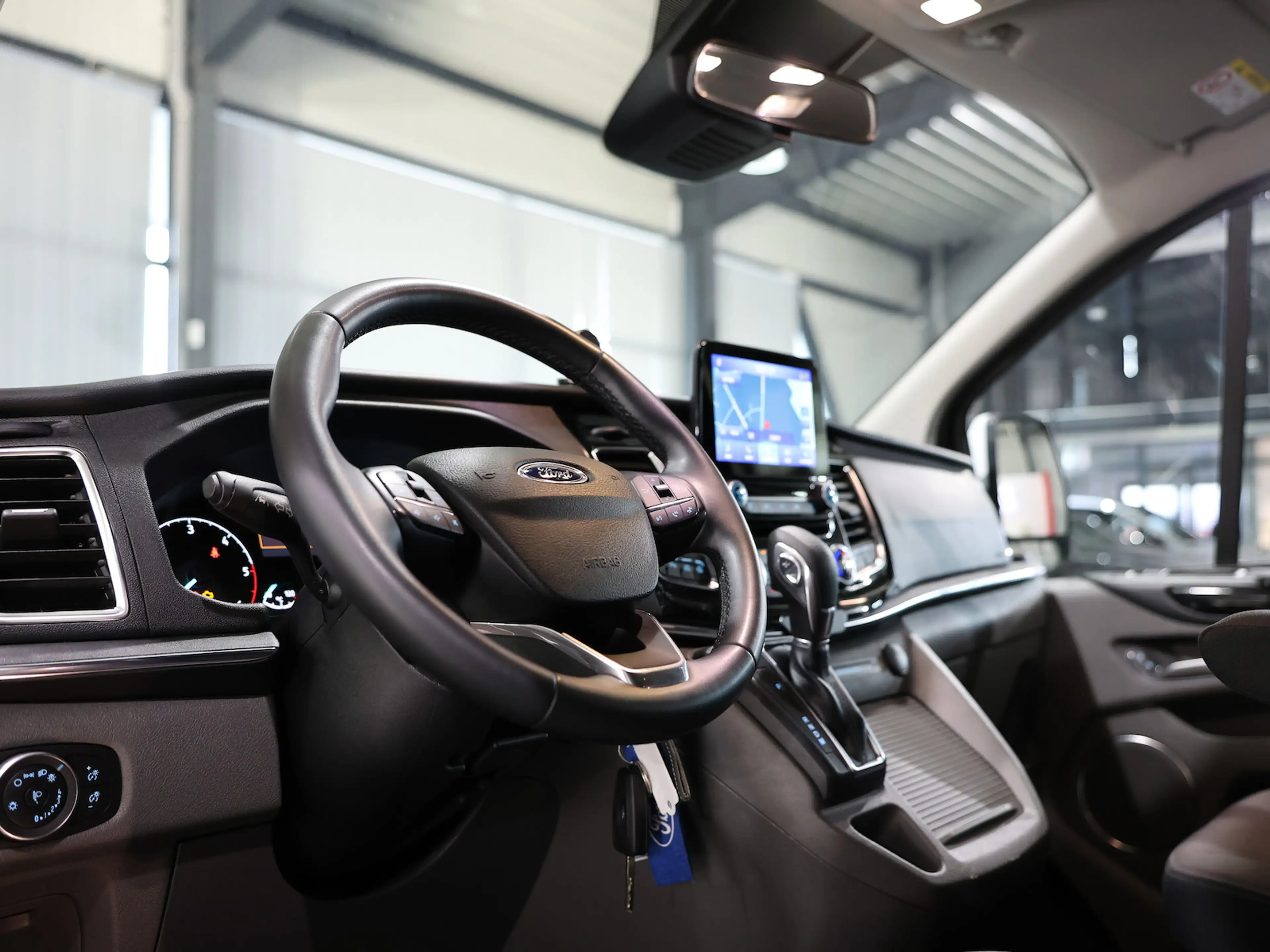 Ford Tourneo Custom 320 L2 TITANIUM SHUTTLE 9-SITZER — photo 14