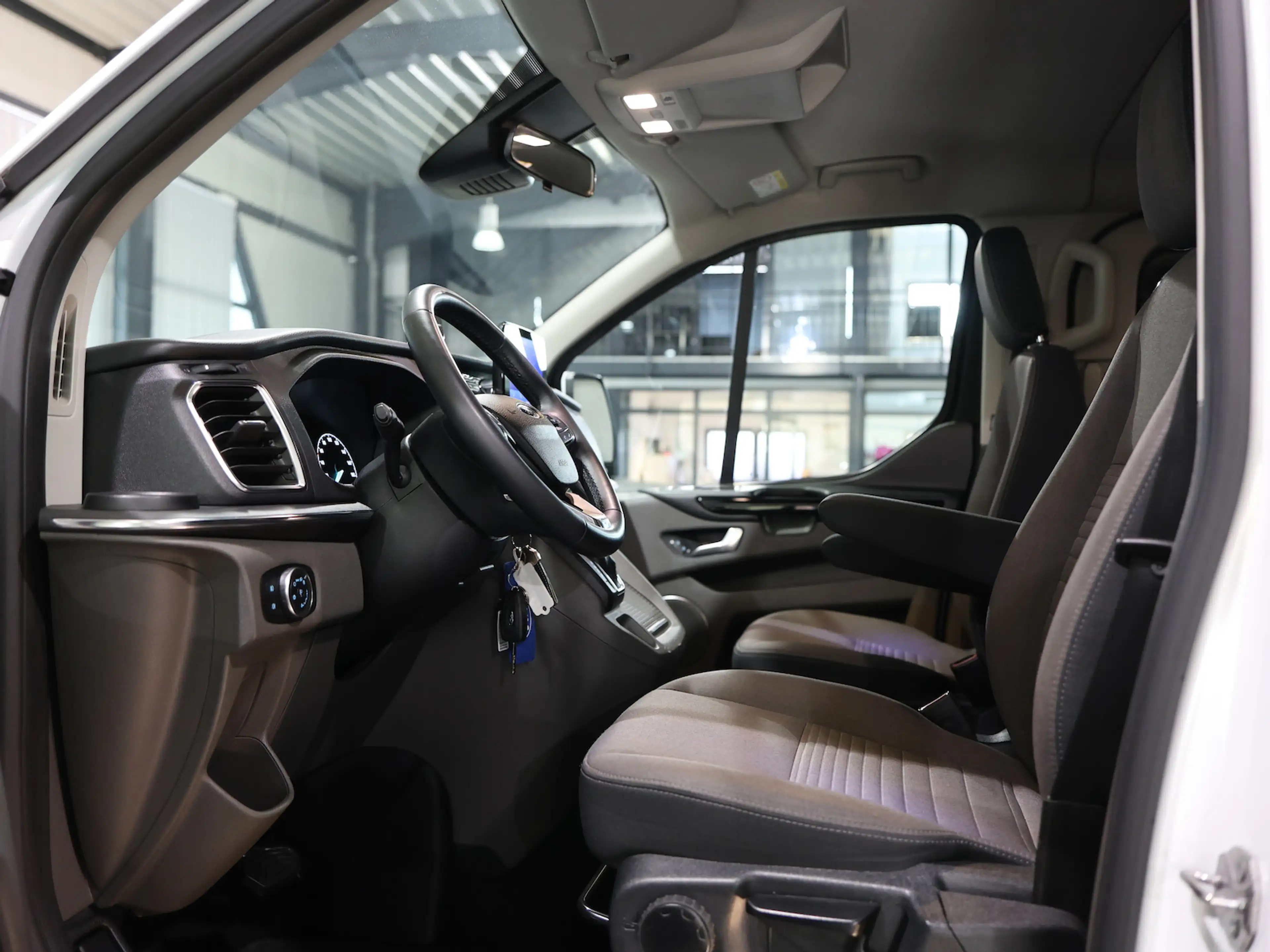 Ford Tourneo Custom 320 L2 TITANIUM SHUTTLE 9-SITZER — photo 13