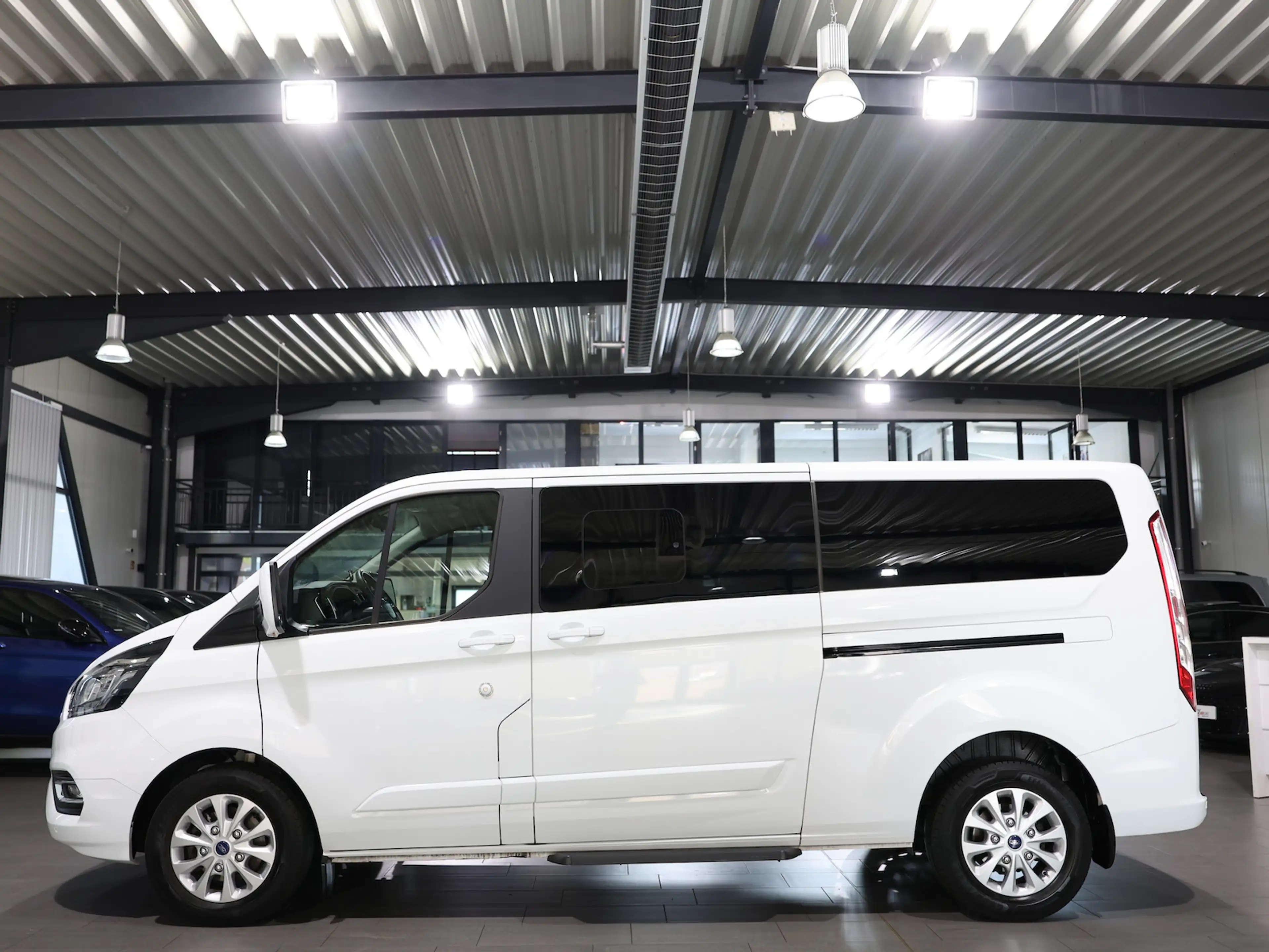 Ford Tourneo Custom 320 L2 TITANIUM SHUTTLE 9-SITZER — photo 7