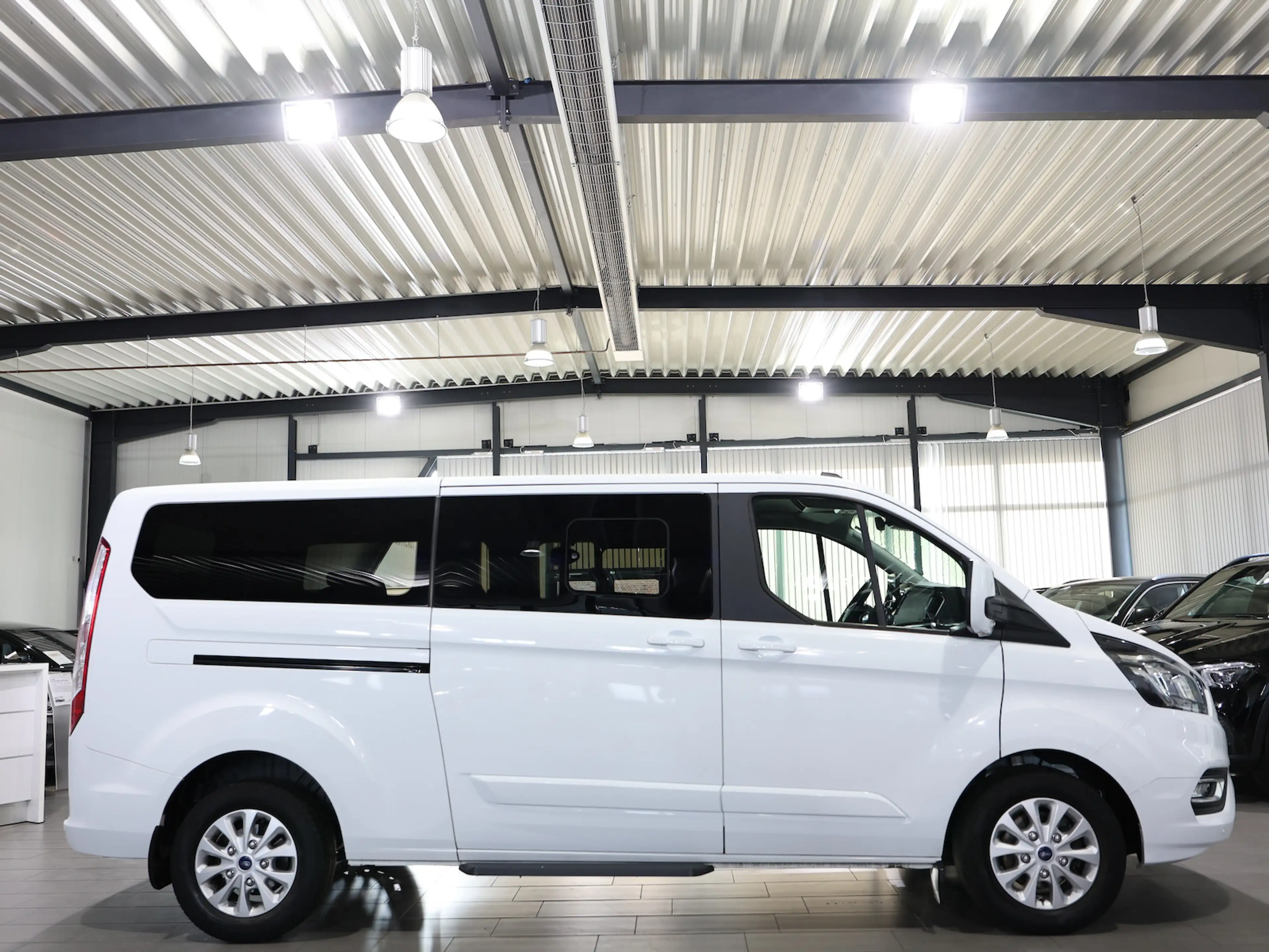 Ford Tourneo Custom 320 L2 TITANIUM SHUTTLE 9-SITZER — photo 8