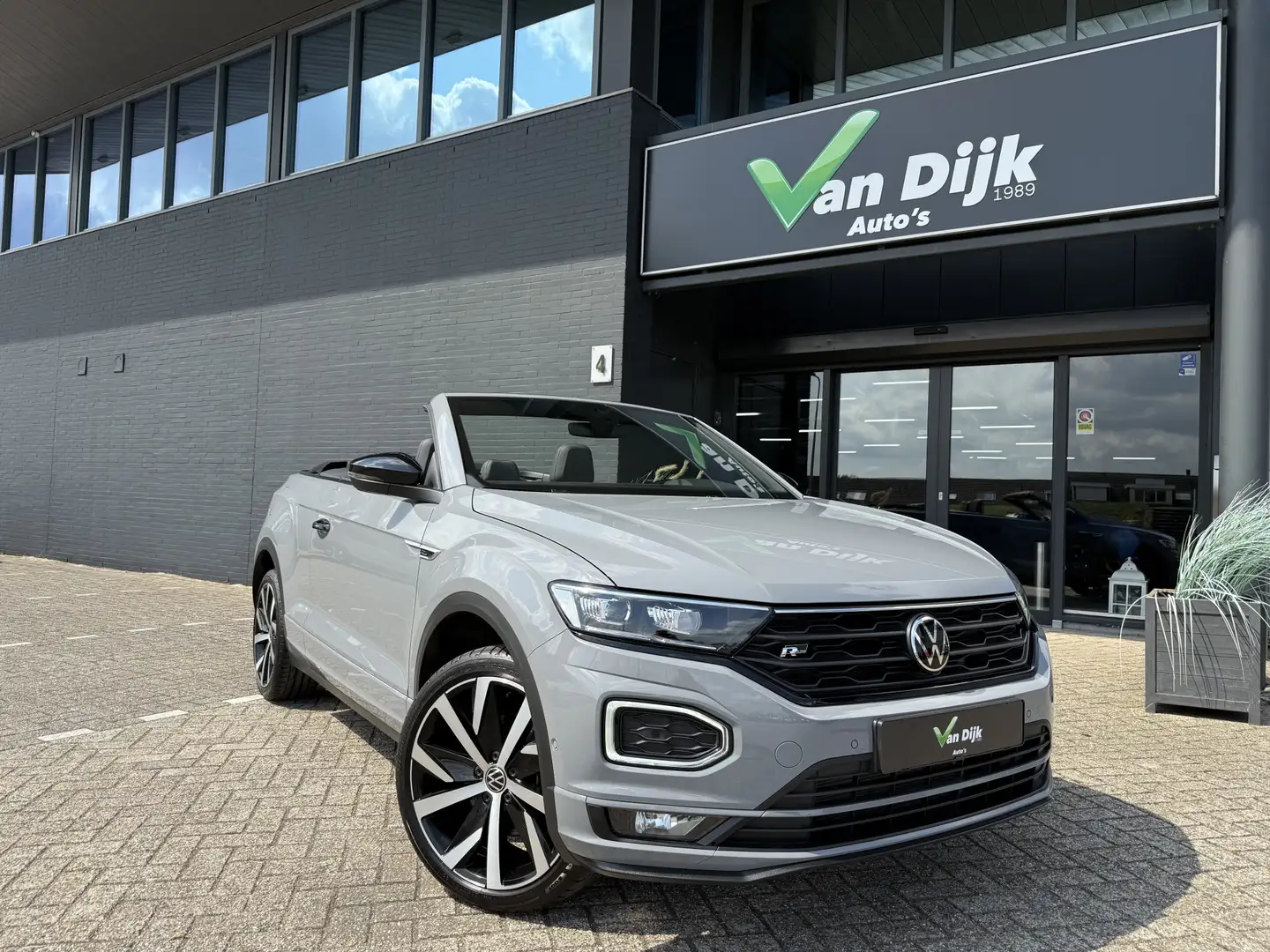 Volkswagen T-Roc Cabrio 1.5 TSI R-Line Leer Trekhaak Beats Navi Cam Grijs - 1