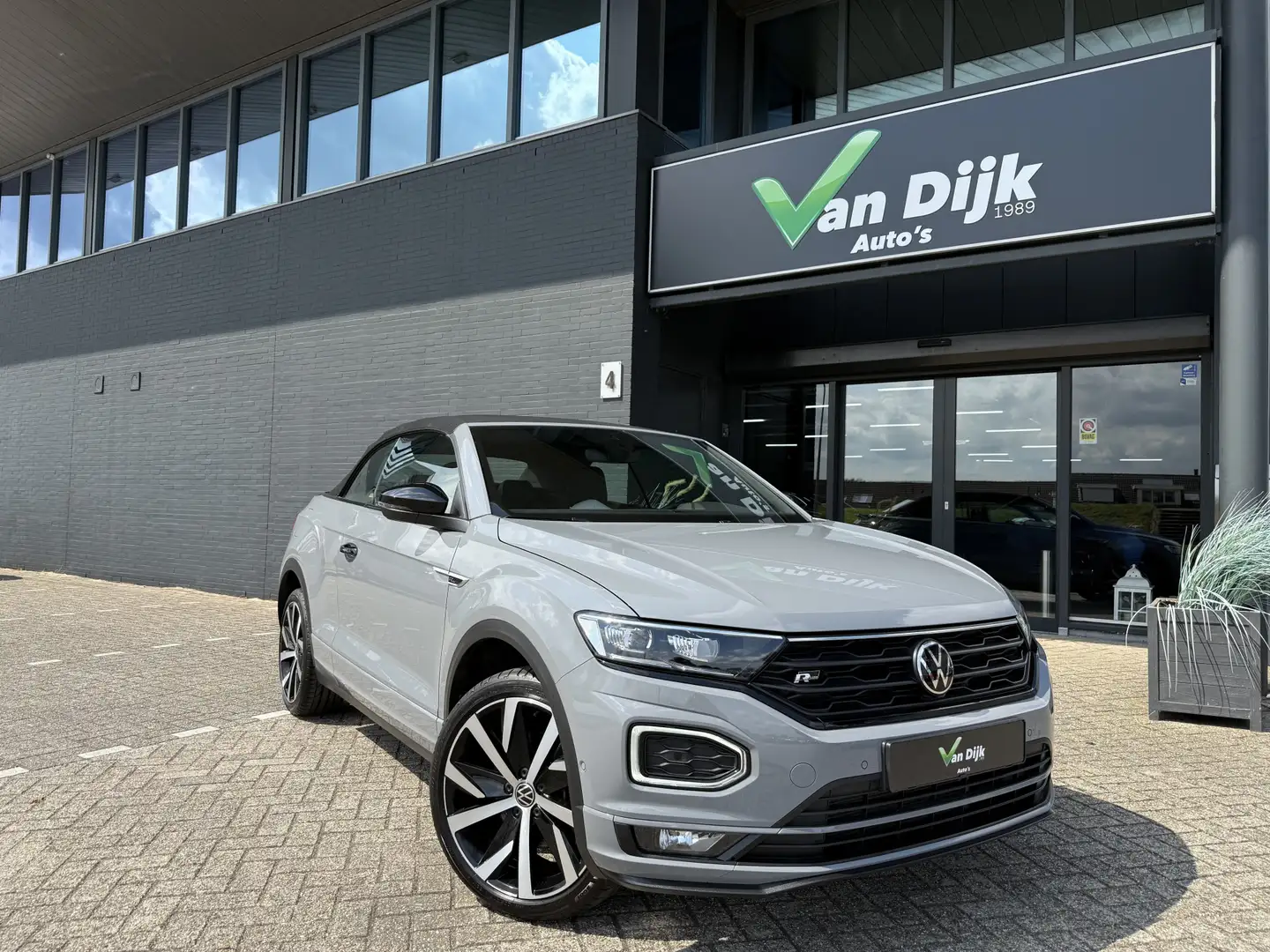 Volkswagen T-Roc Cabrio 1.5 TSI R-Line Leer Trekhaak Beats Navi Cam Grijs - 2
