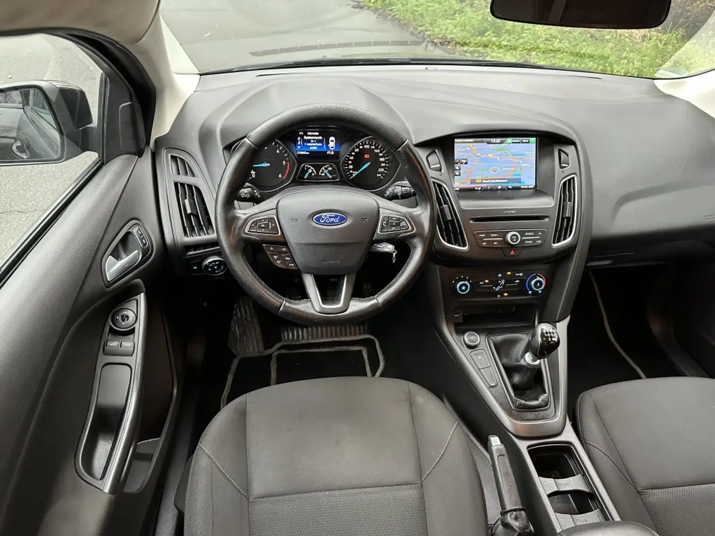 Ford Focus 1.5 TDCI Trend Edition | APK nieuw bij verkoop | Zwart - 2