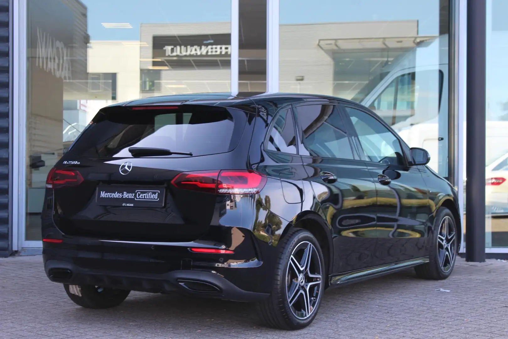 Mercedes-Benz B 250 250e AMG Line Schwarz - 2