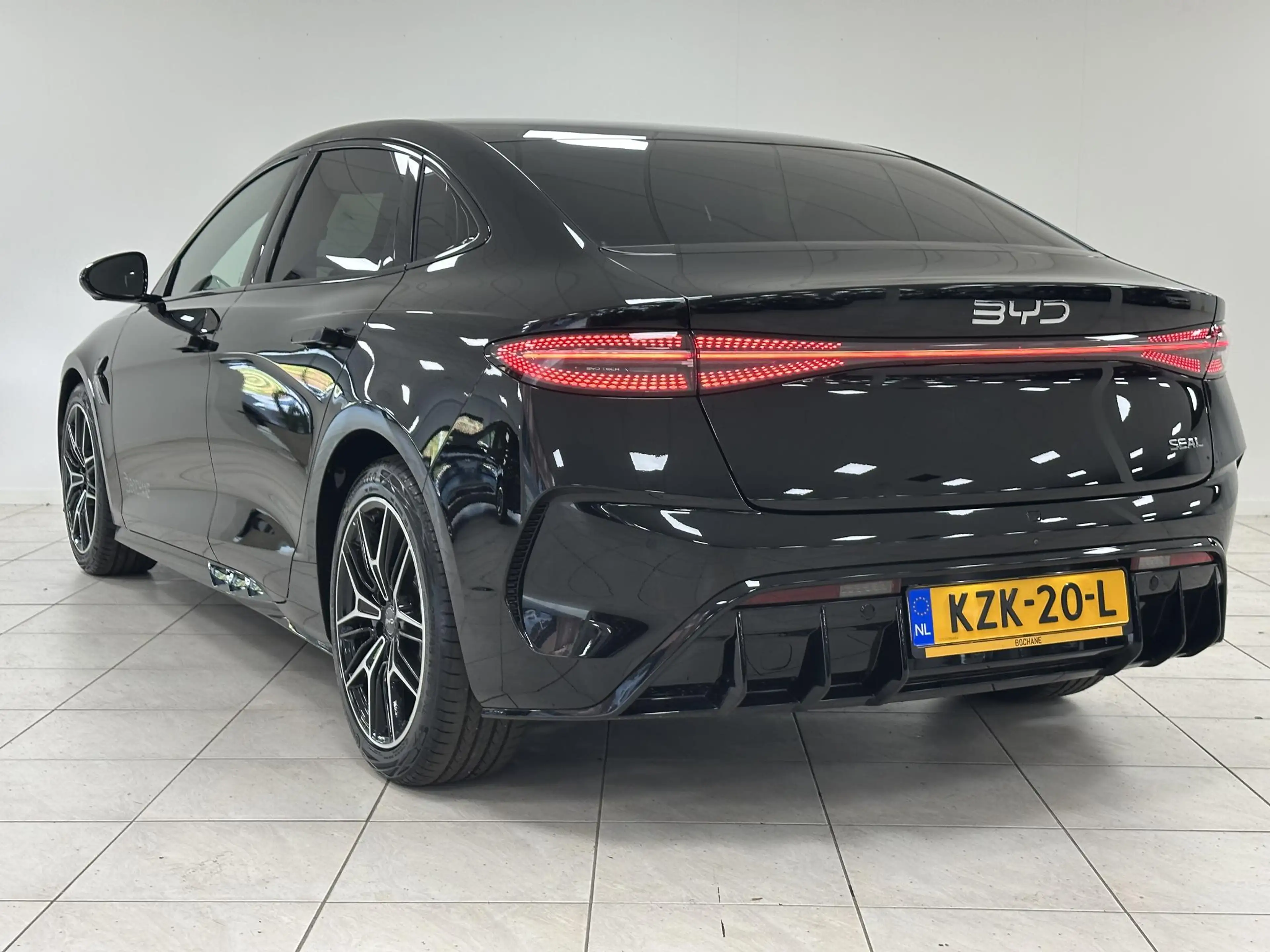 BYD Seal Design RWD 82.5 kWh Demo | 570KM WLTP range | Pano — photo 6