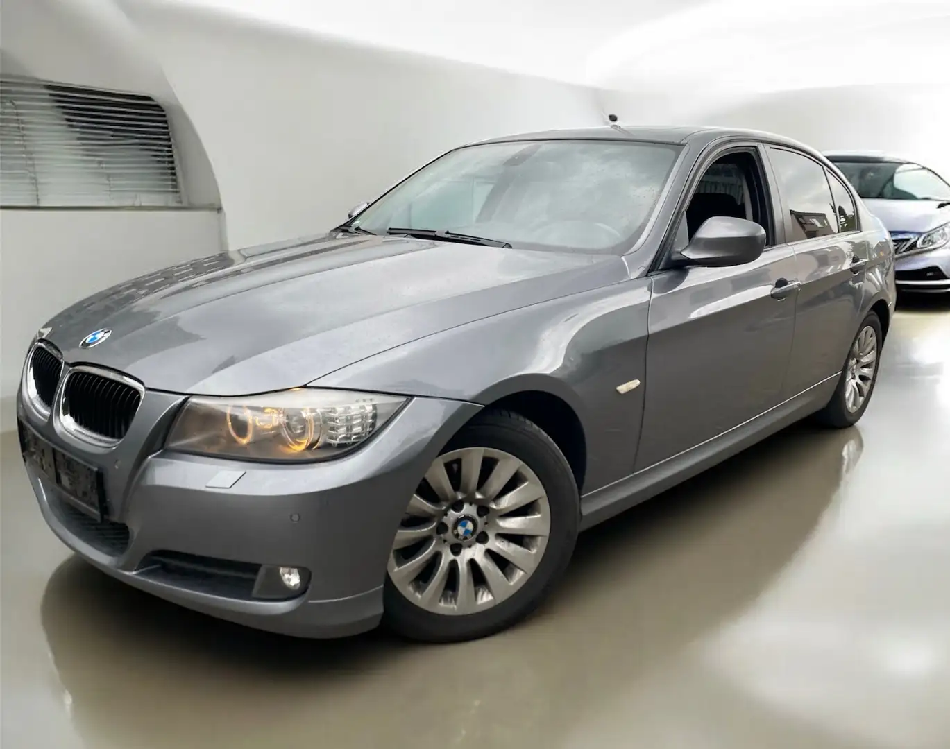 BMW 318 LIMO*LCI*SHZ*6 Gang*NAVI Business*Xenon* Grau - 1