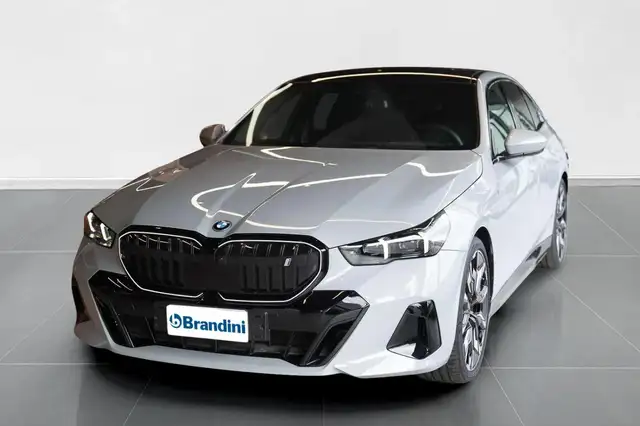 BMW i5 edrive40