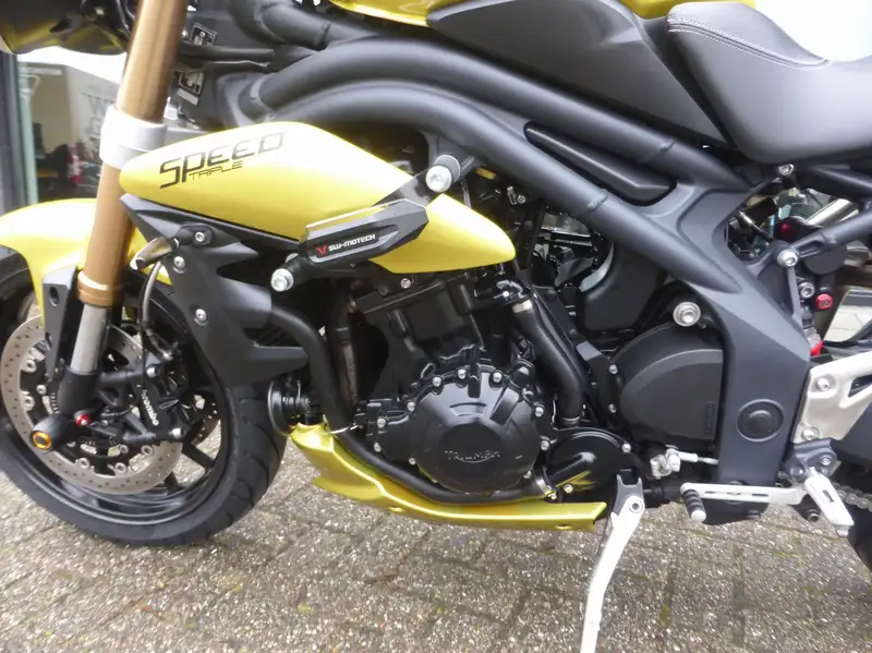 Triumph Speed Triple 1050 - foto 8