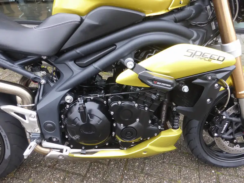 Triumph Speed Triple 1050 - foto 4