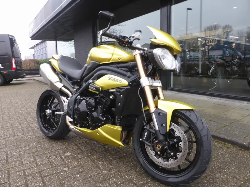 Triumph Speed Triple 1050 - foto 2