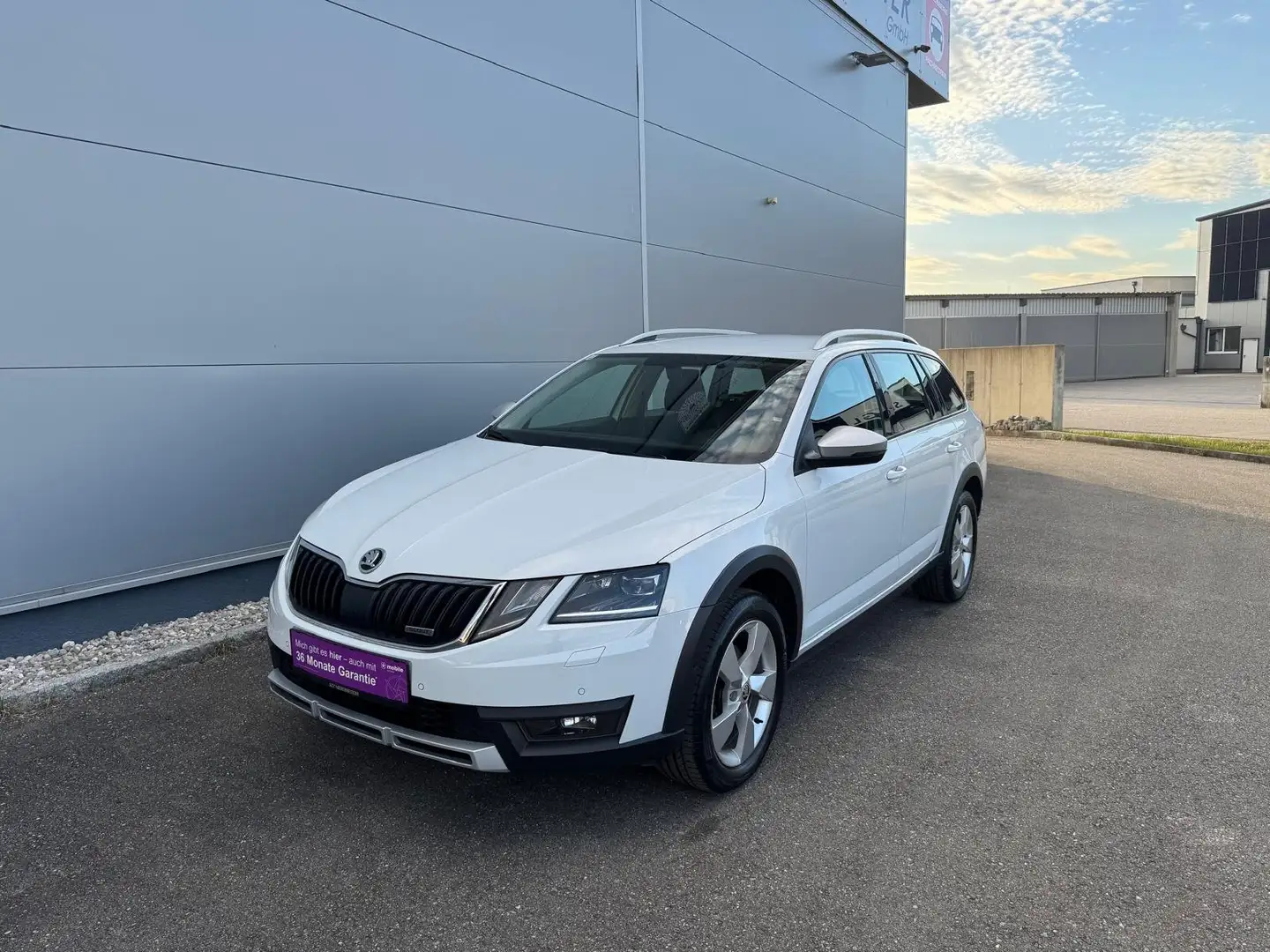 Skoda Octavia Scout 2,0 TDI 4x4 DSG *AHK*GARANTIE*ACC*NAVI*APP* Weiß - 1